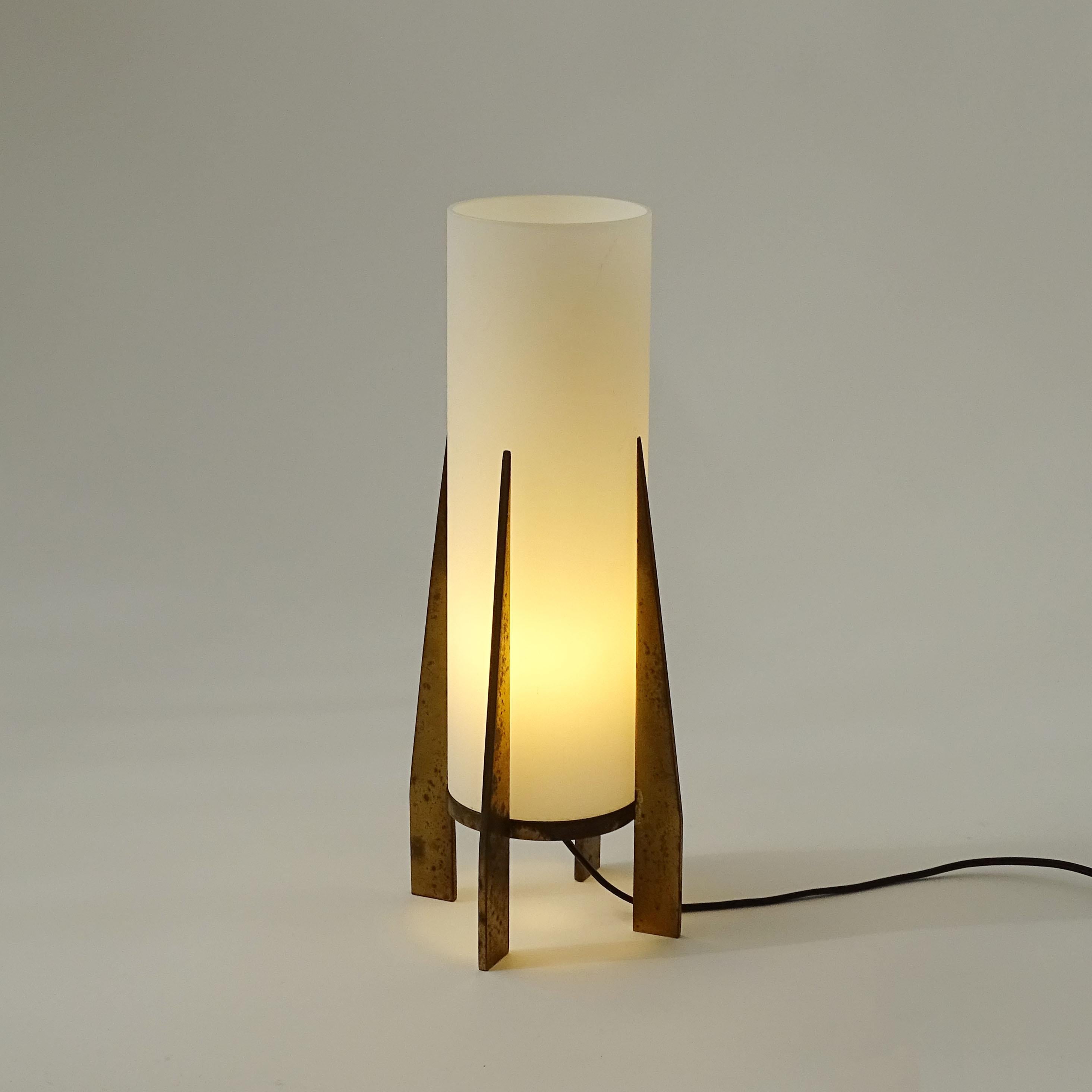Milieu du XXe siècle Lampe de table Stilnovo en laiton et verre, Italie, années 1950 en vente