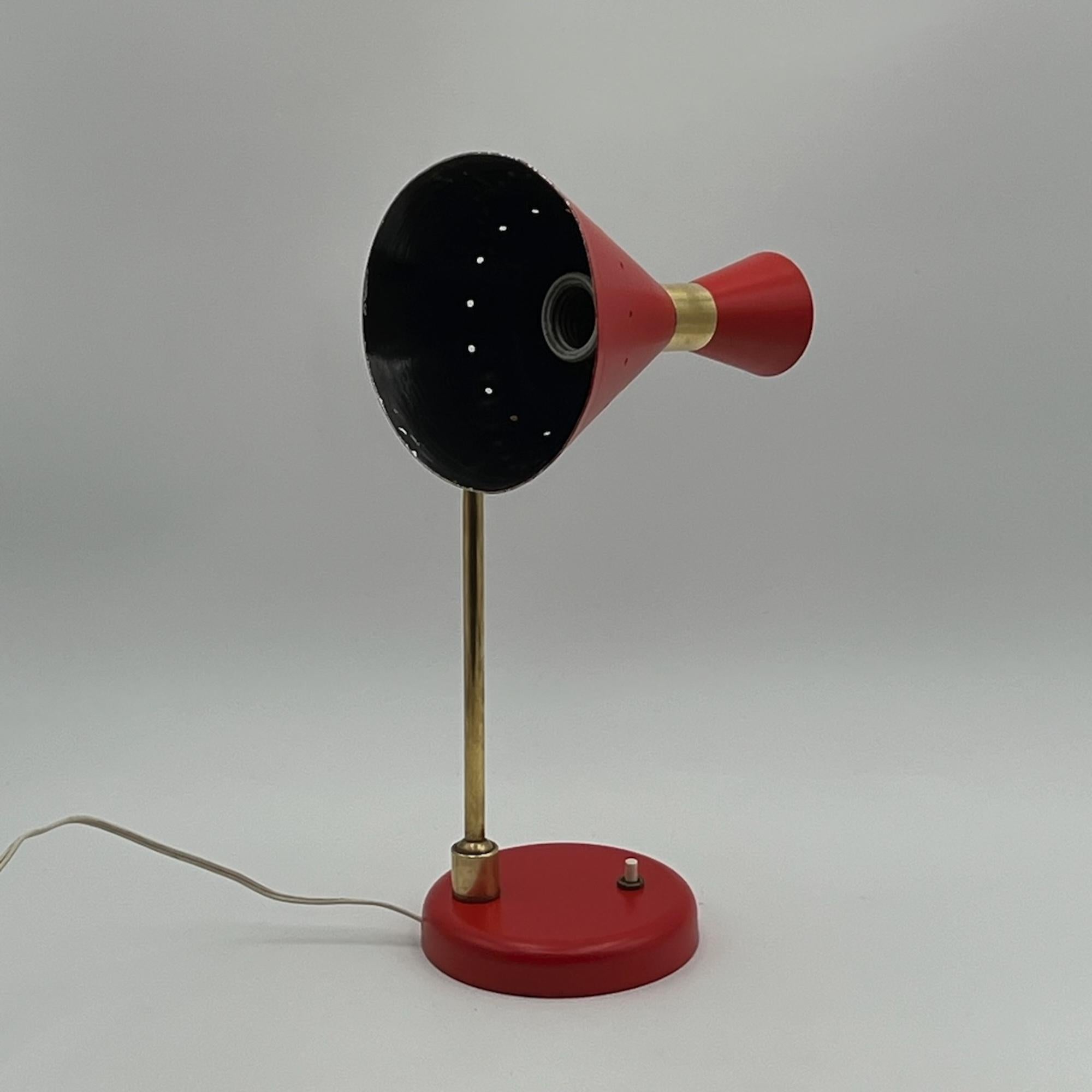 Stilnovo Brass and Lacquered Metal Red 'Megaphon' Lamp, 1960s In Good Condition For Sale In San Benedetto Del Tronto, IT