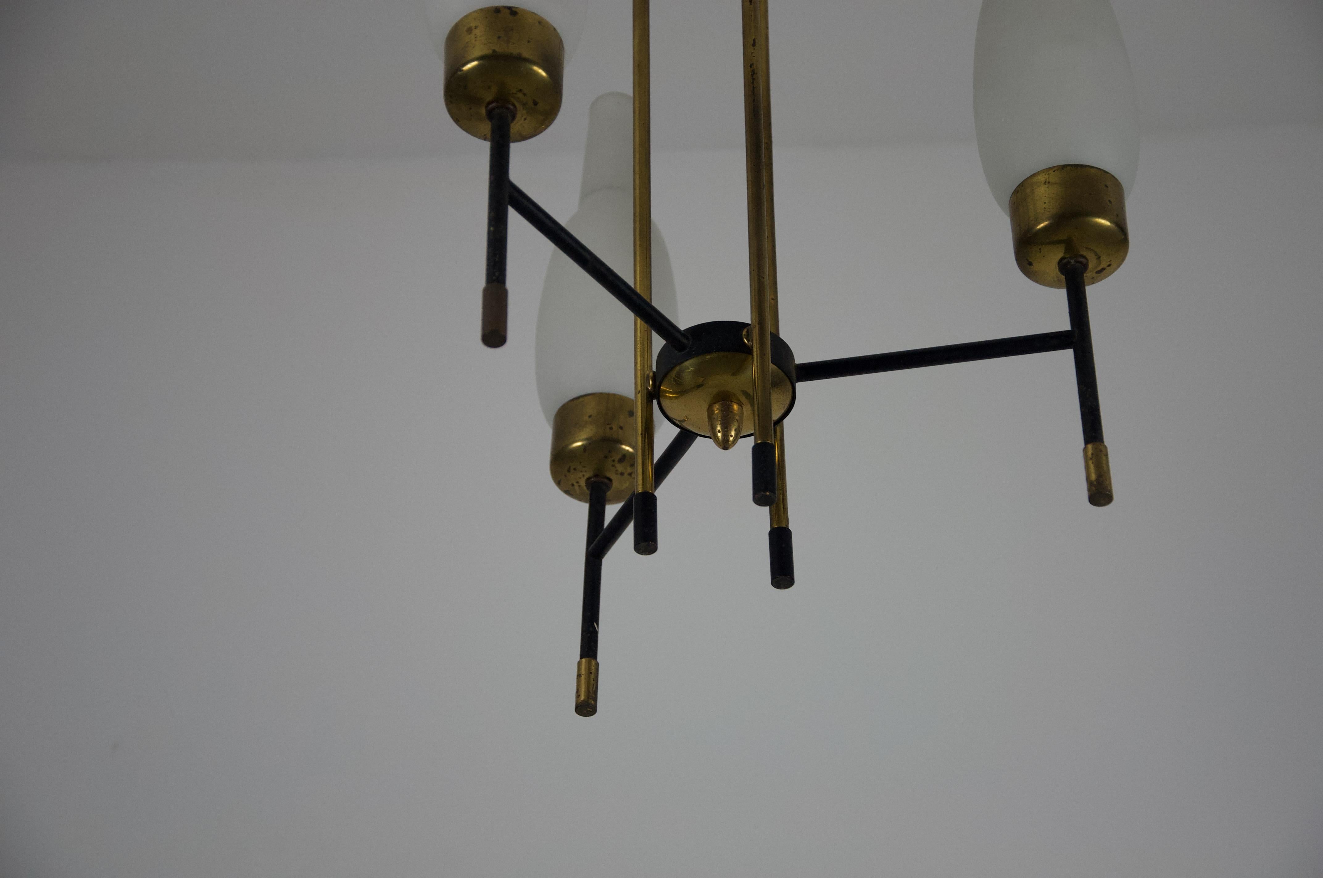 Lustre en laiton et verre opale, Italie, années 1960 en vente 3