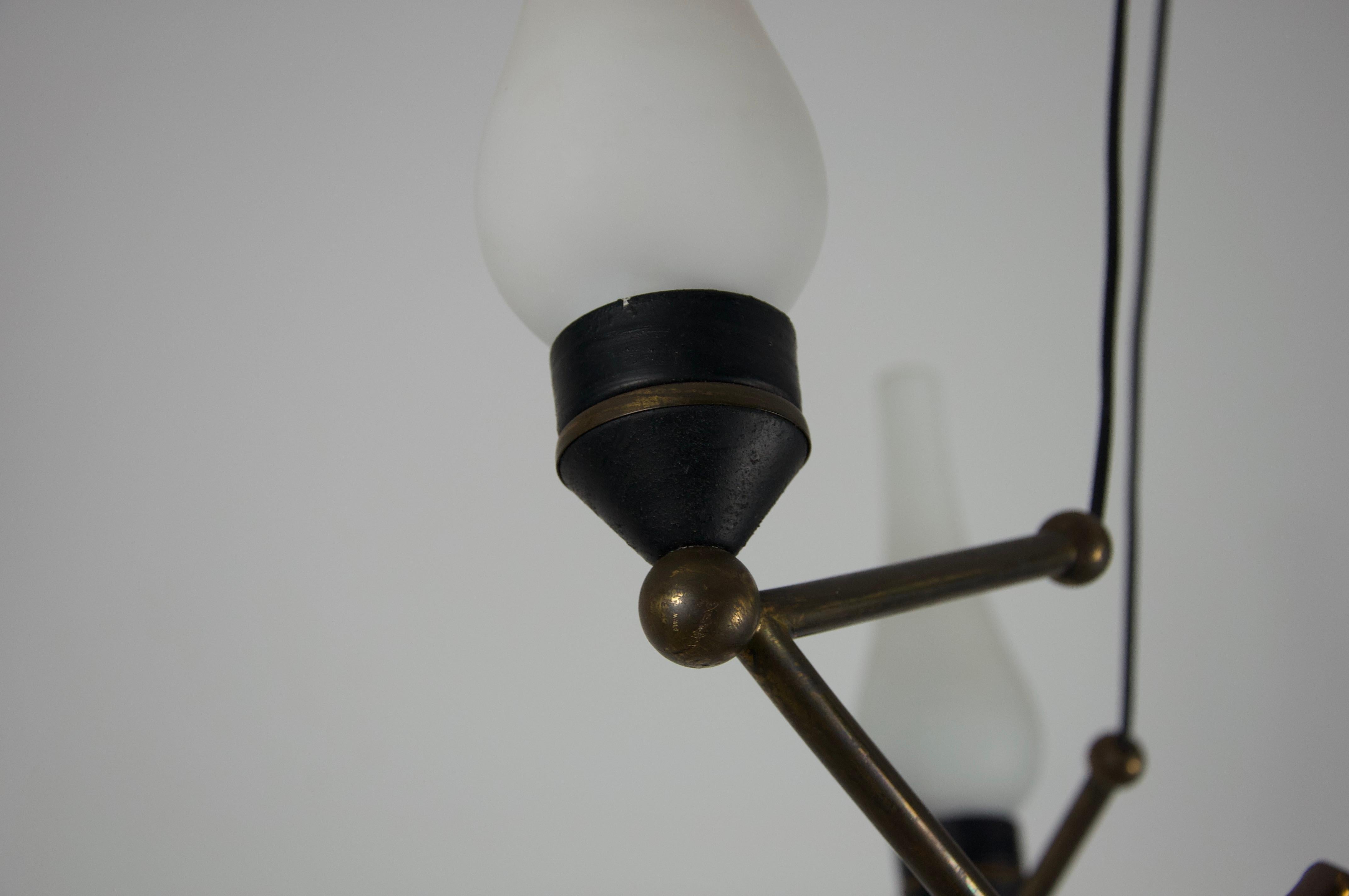 Lustre en laiton et verre opale, Italie, années 1960 en vente 3