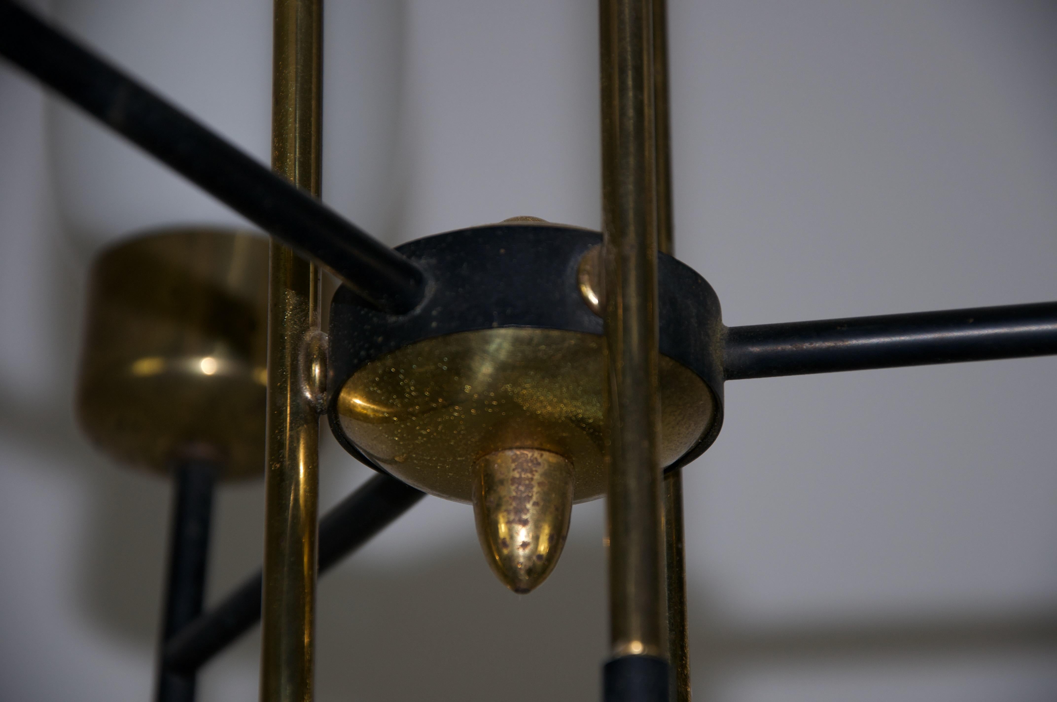 Lustre en laiton et verre opale, Italie, années 1960 en vente 4