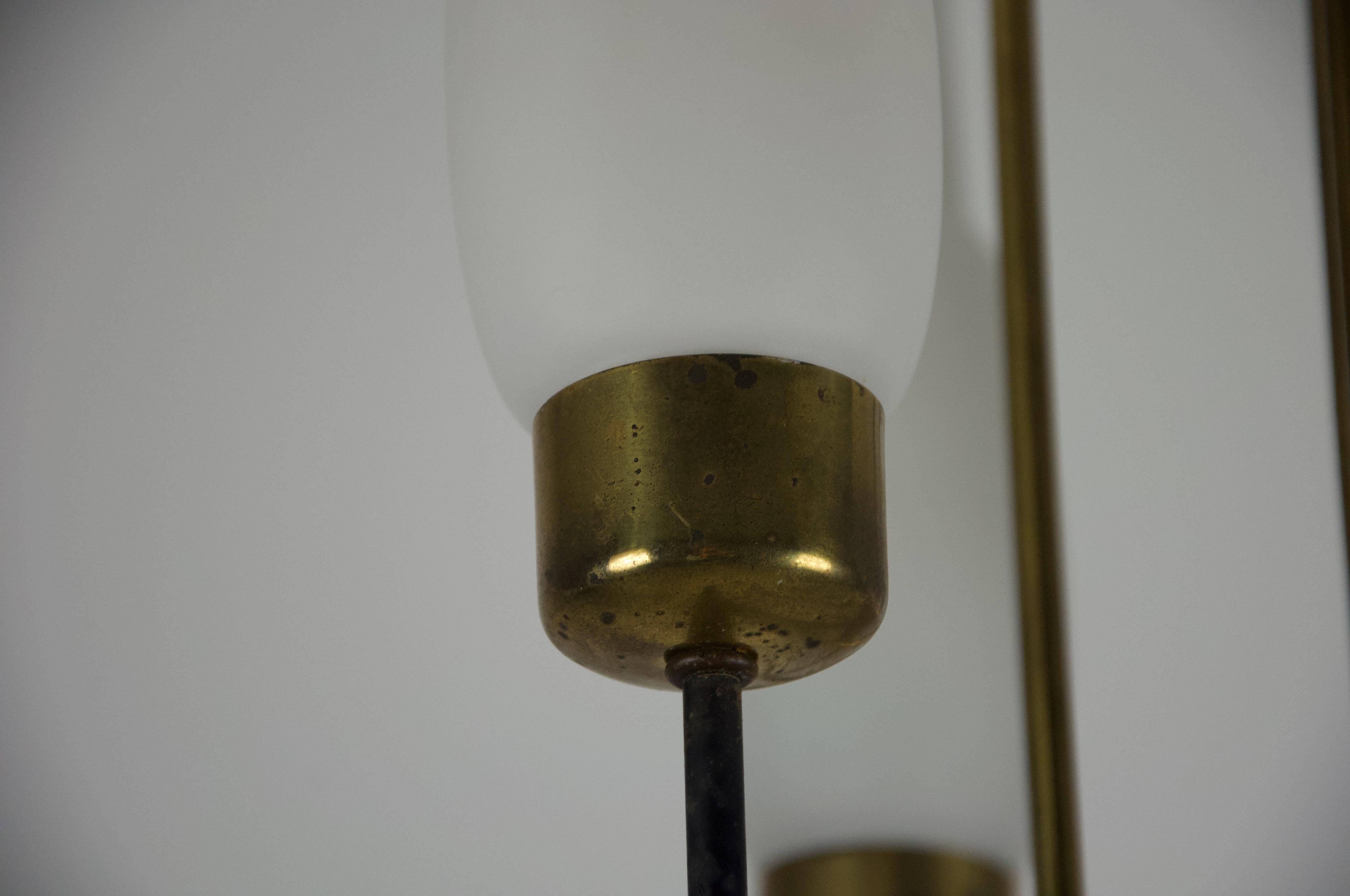 Lustre en laiton et verre opale, Italie, années 1960 en vente 5