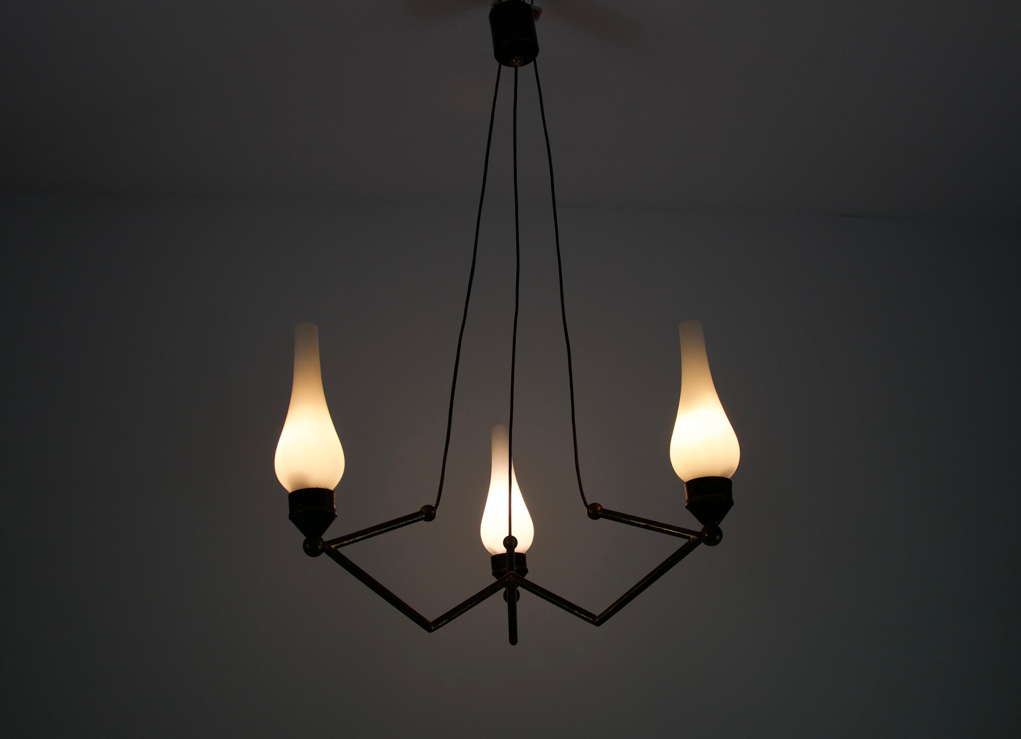 Lustre en laiton et verre opale, Italie, années 1960 en vente 5