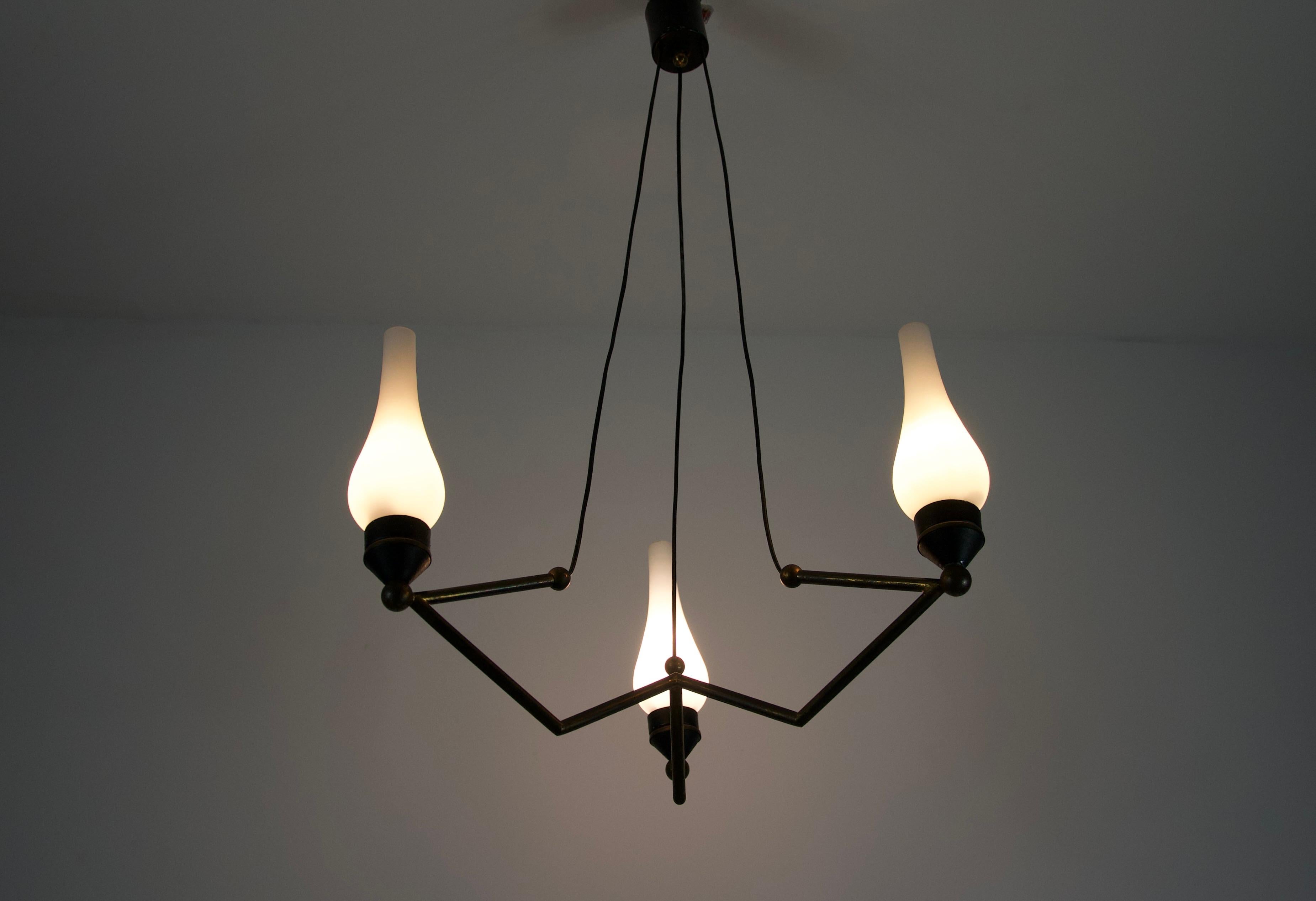 Lustre en laiton et verre opale, Italie, années 1960 en vente 6