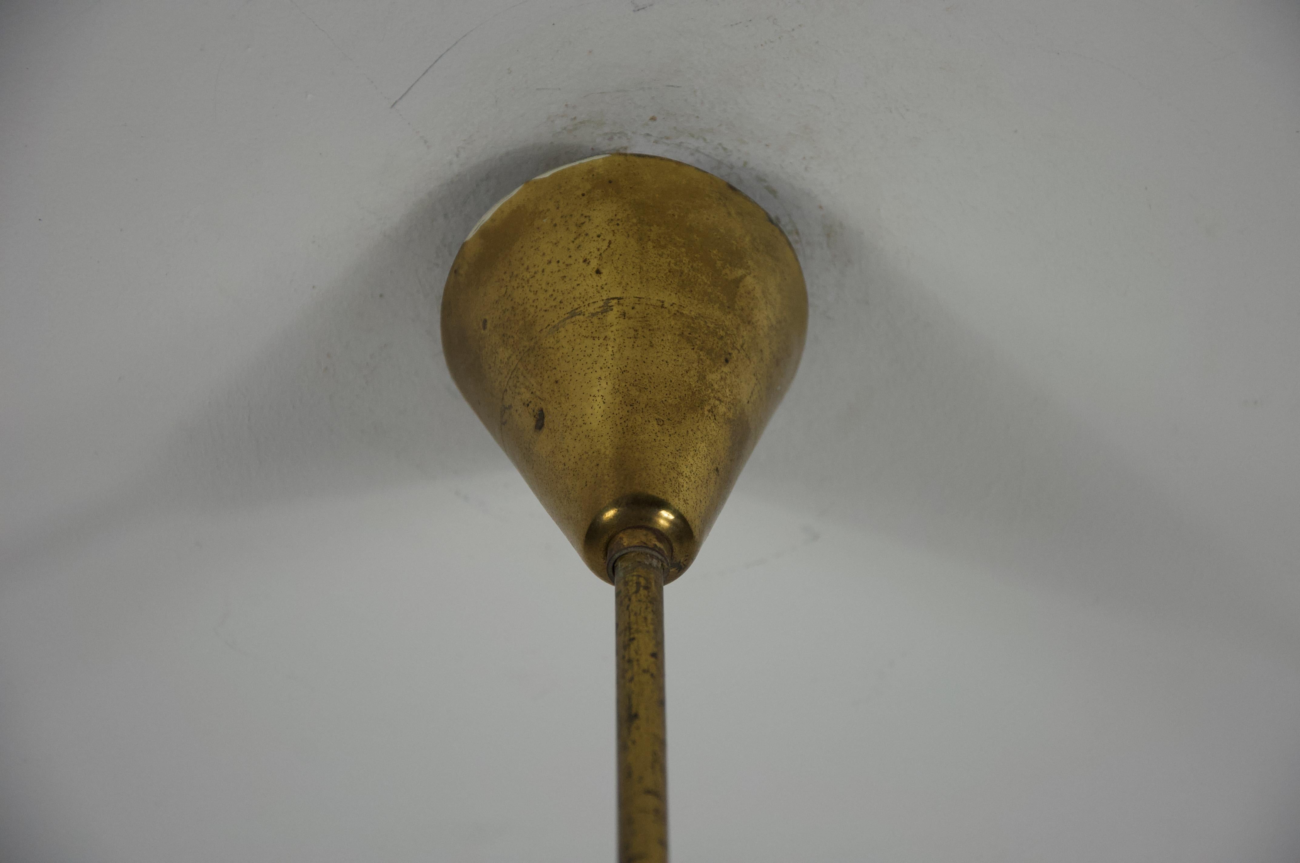 Lustre en laiton et verre opale, Italie, années 1960 en vente 7