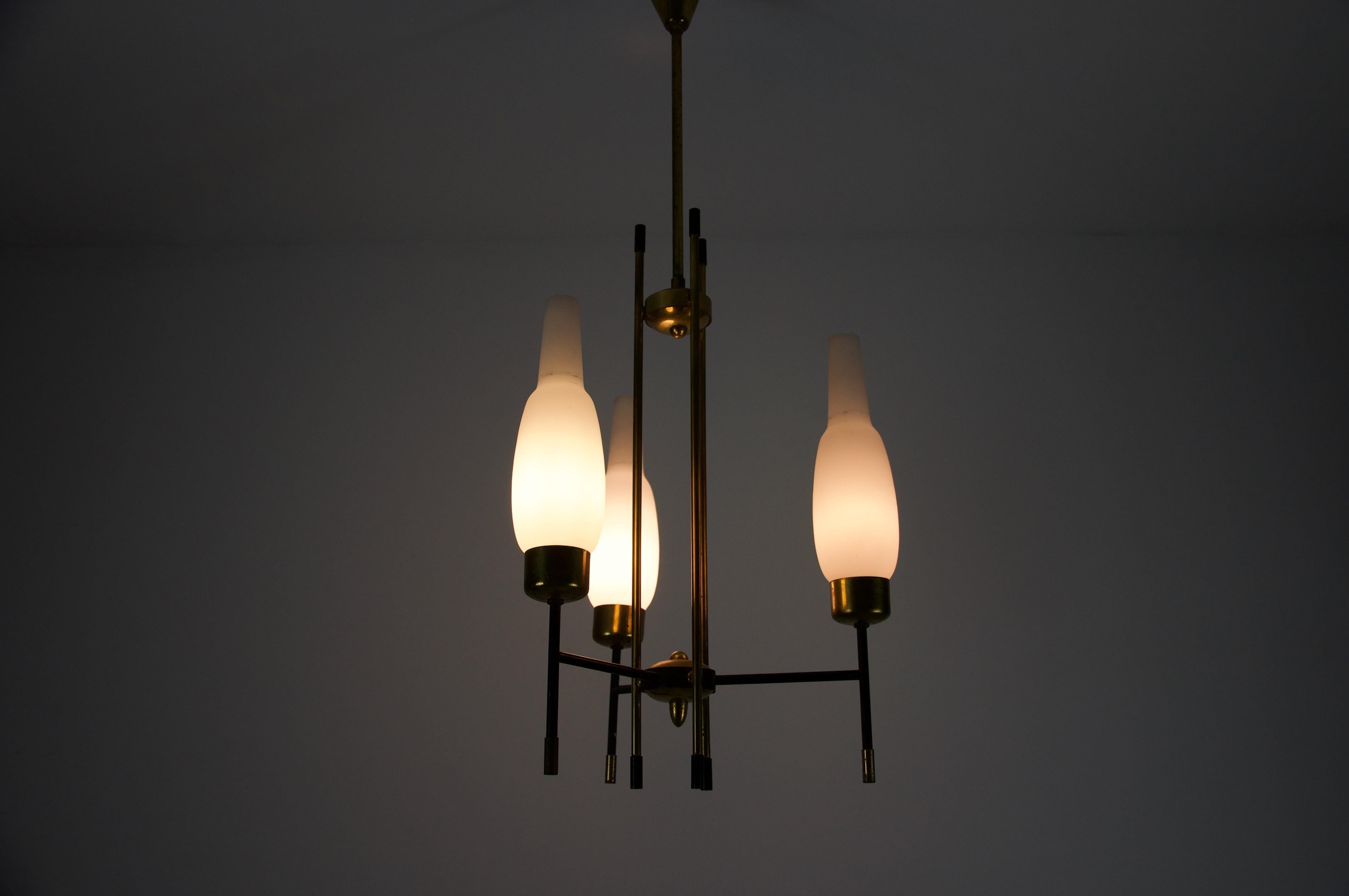 Lustre en laiton et verre opale, Italie, années 1960 en vente 8