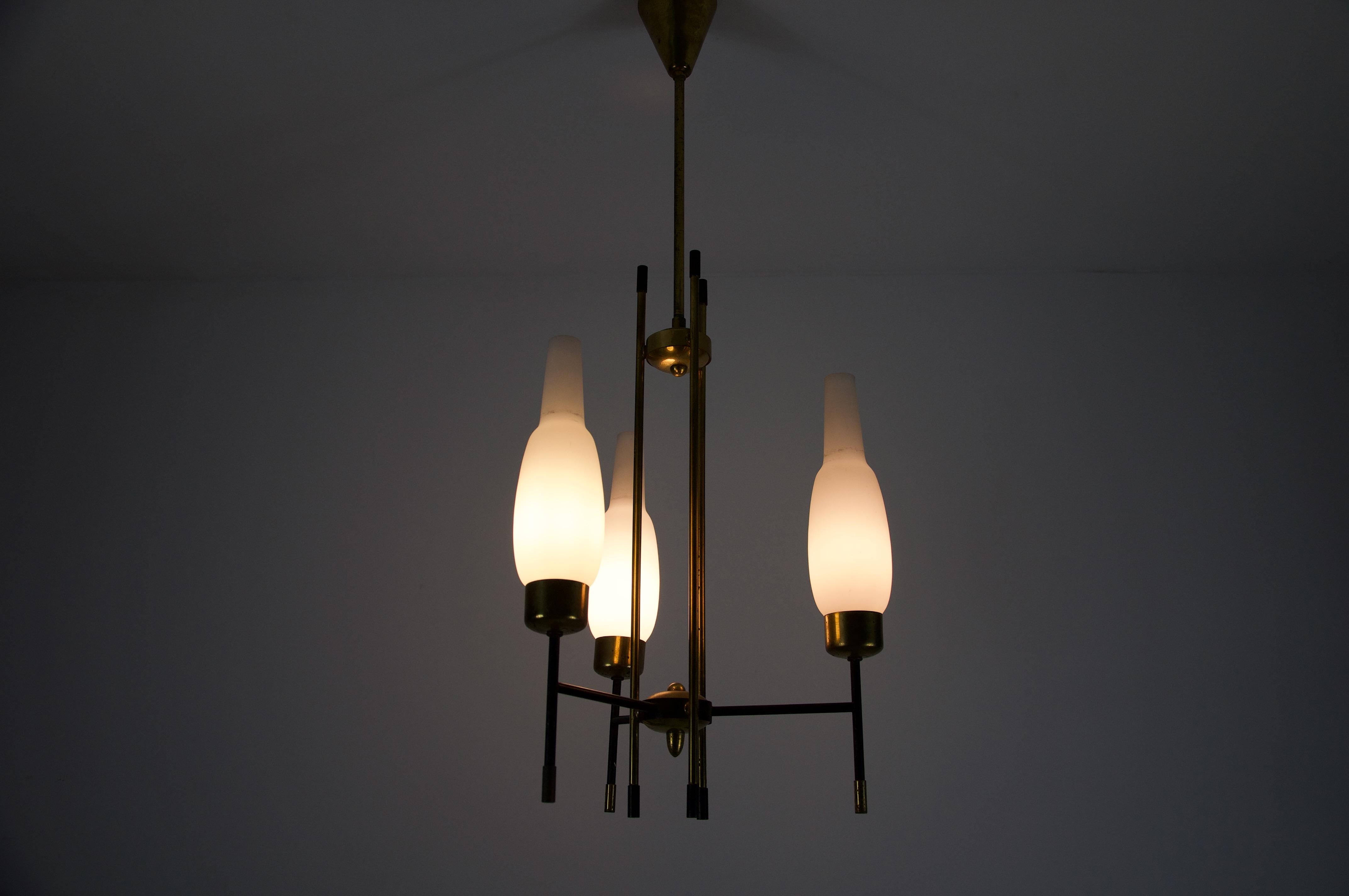 Lustre en laiton et verre opale, Italie, années 1960 en vente 9