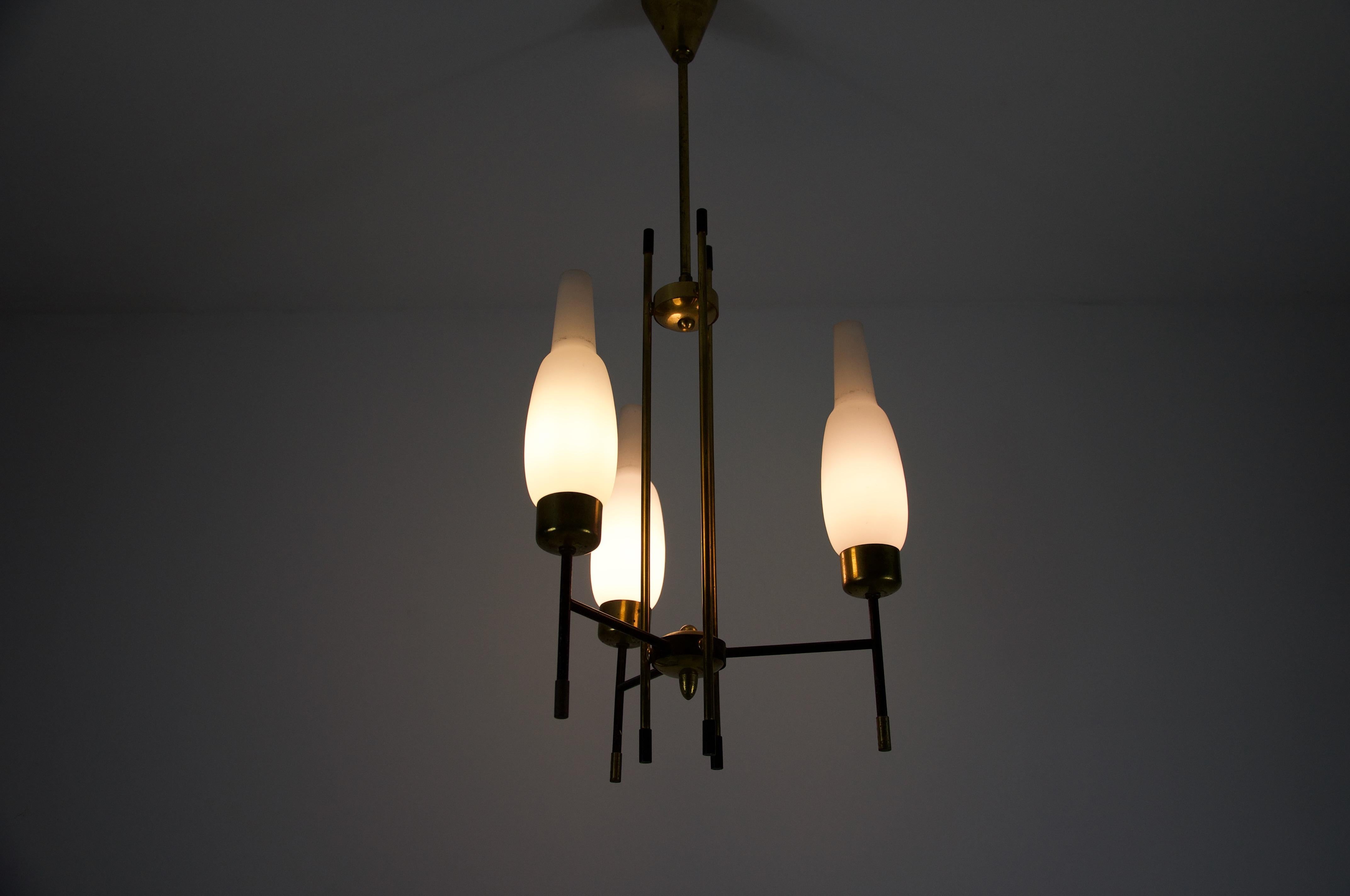 Lustre en laiton et verre opale, Italie, années 1960 en vente 10