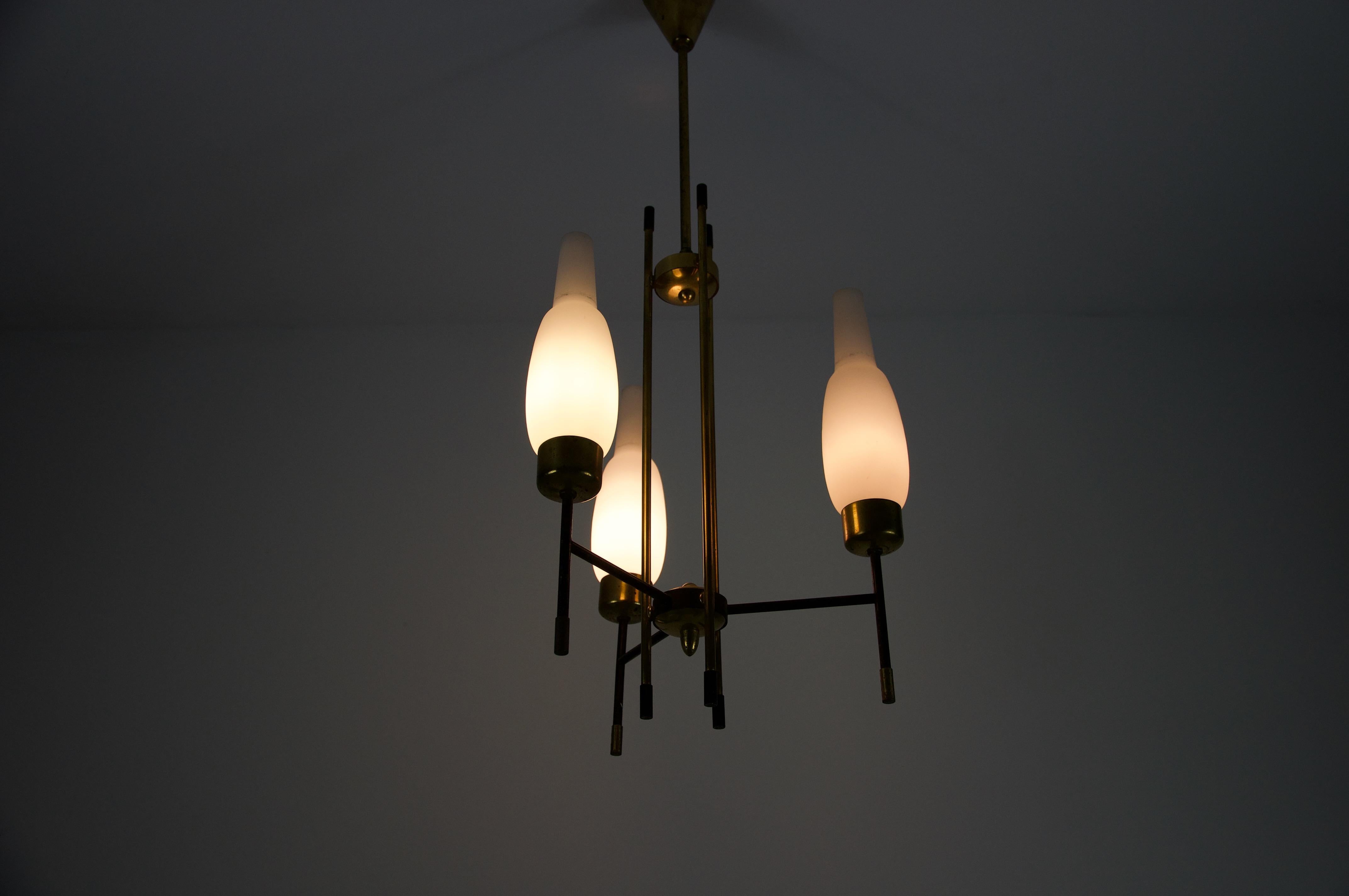 Lustre en laiton et verre opale, Italie, années 1960 en vente 11