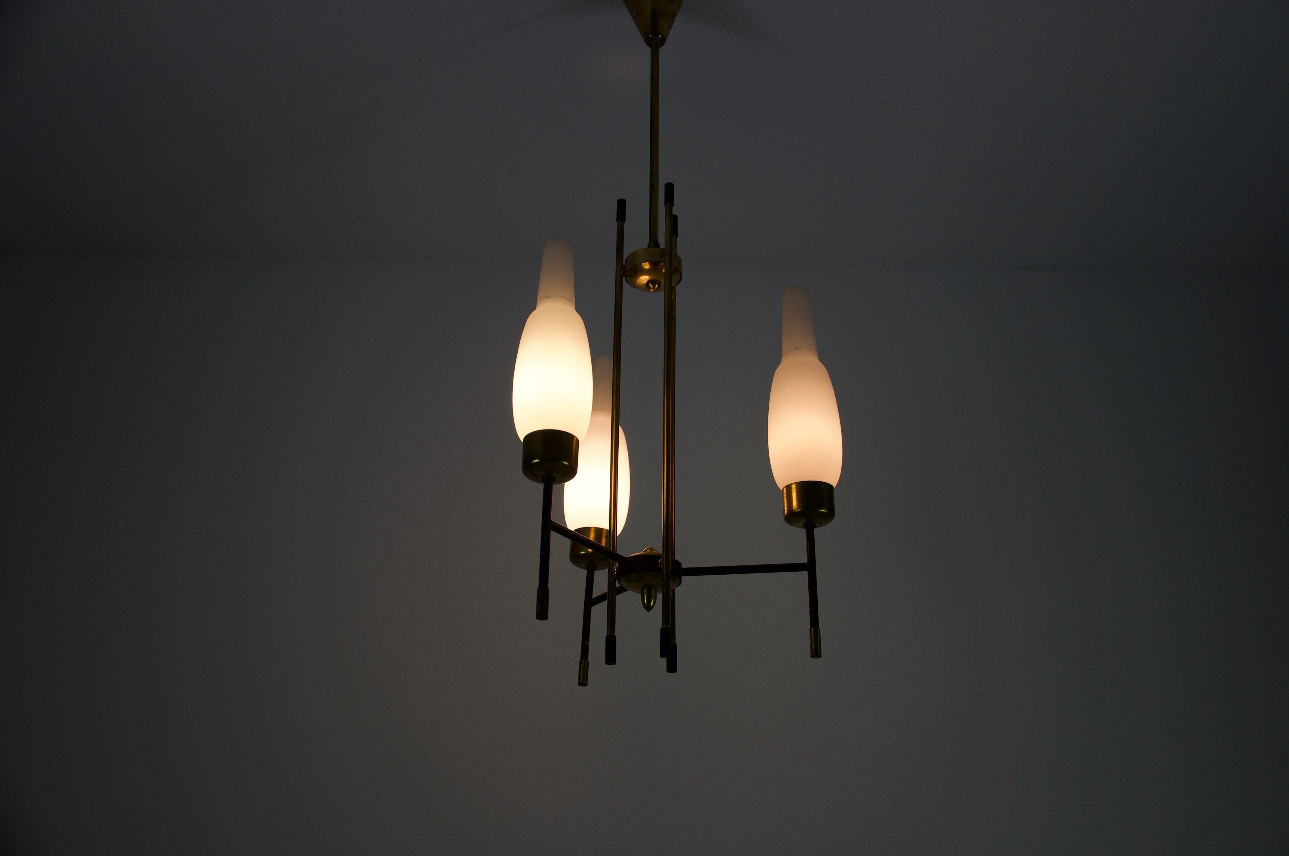 Lustre en laiton et verre opale, Italie, années 1960 en vente 12