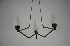 Lampadario Stilnovo in ottone e vetro opalino, Italia, anni '60