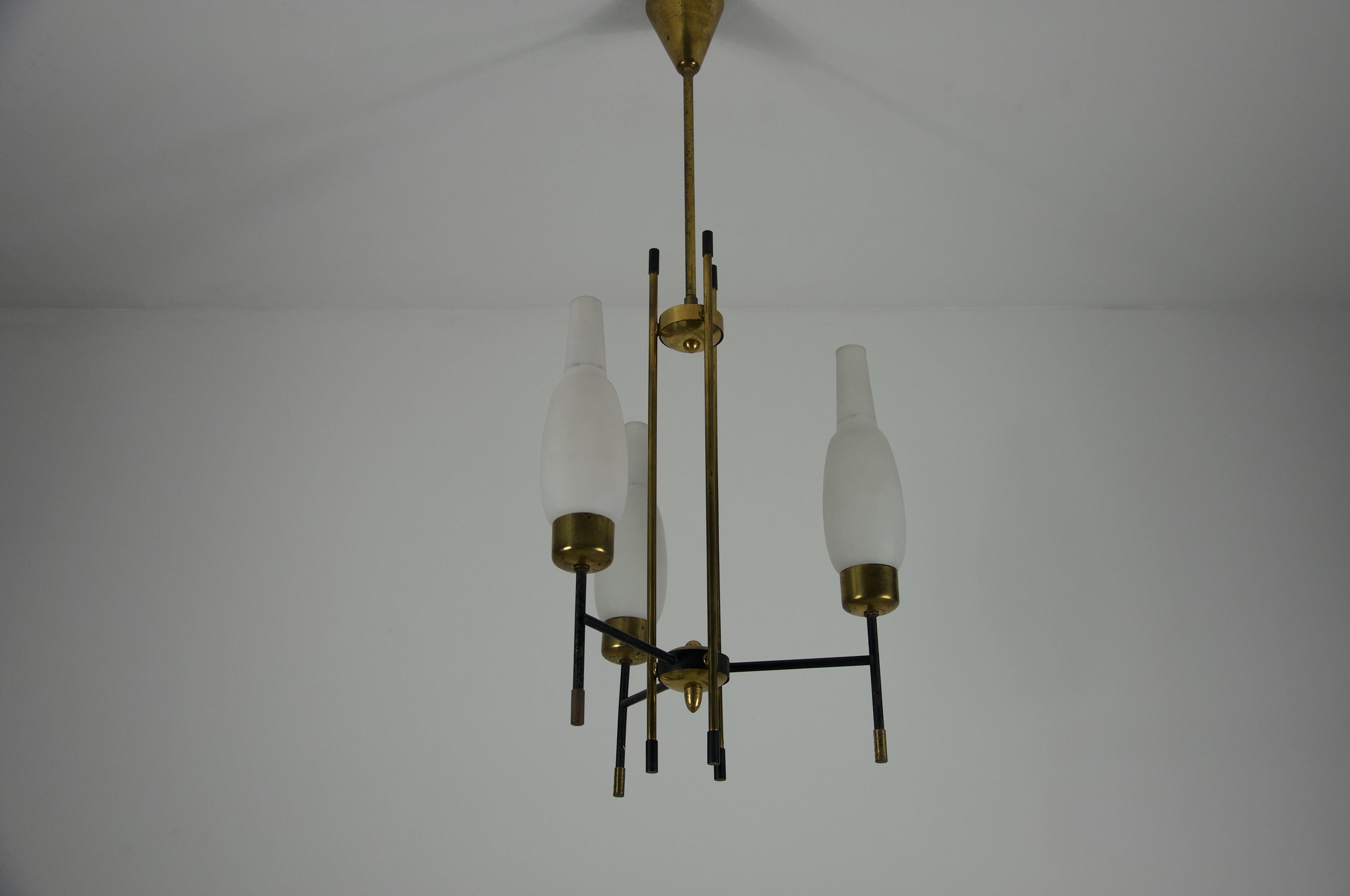 Mid-Century Modern Lustre en laiton et verre opale, Italie, années 1960 en vente