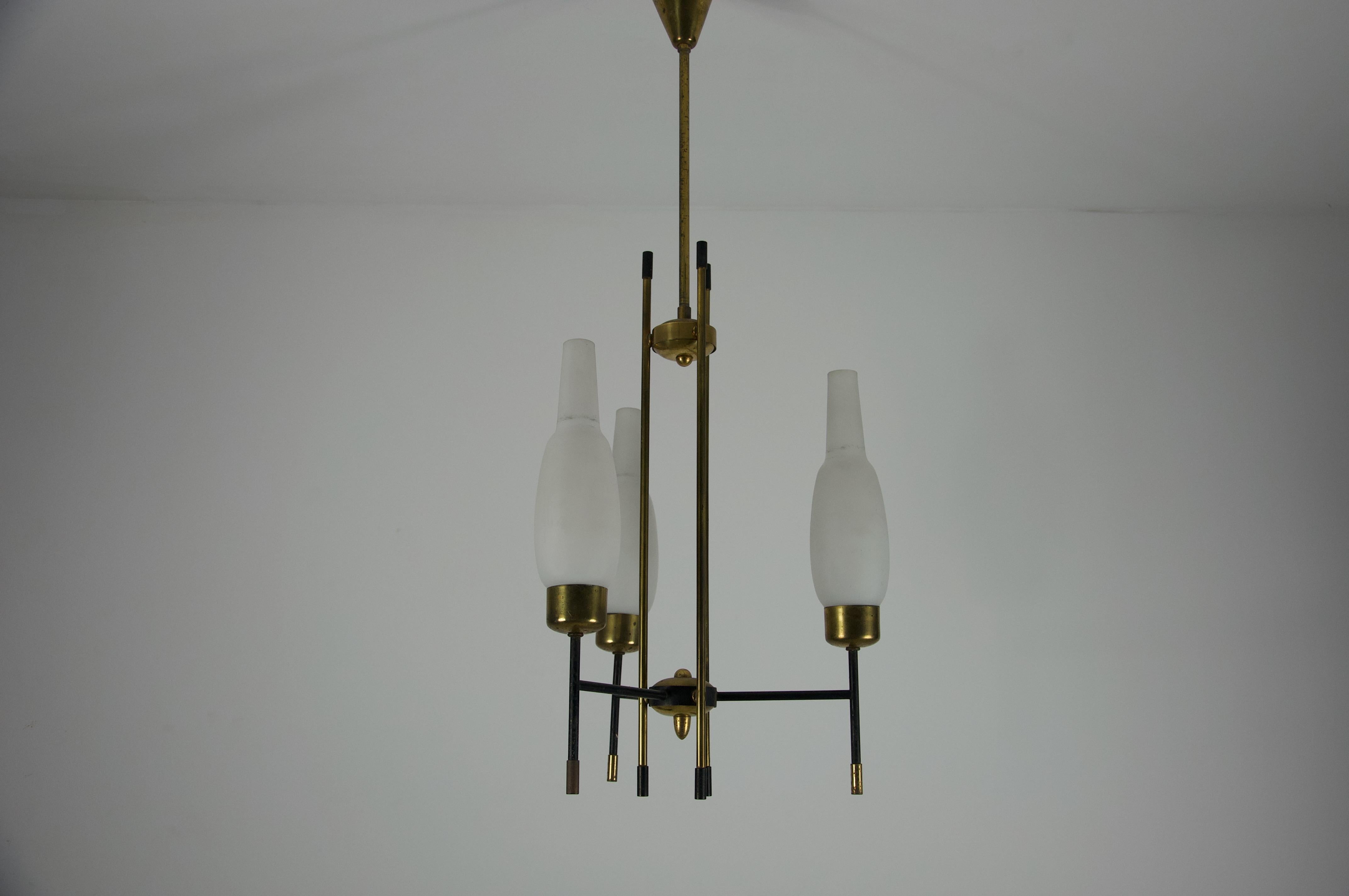 italien Lustre en laiton et verre opale, Italie, années 1960 en vente