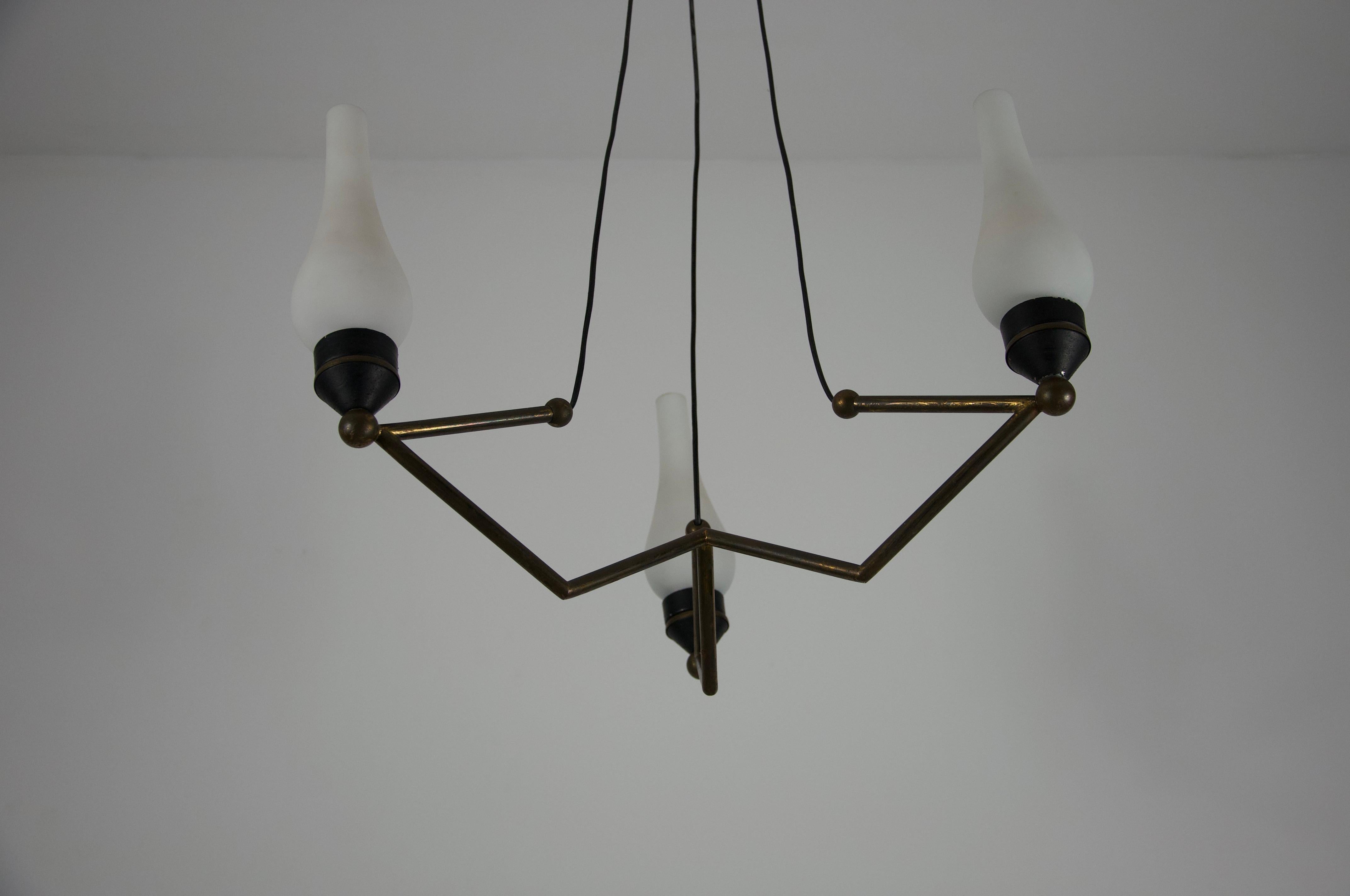 italien Lustre en laiton et verre opale, Italie, années 1960 en vente