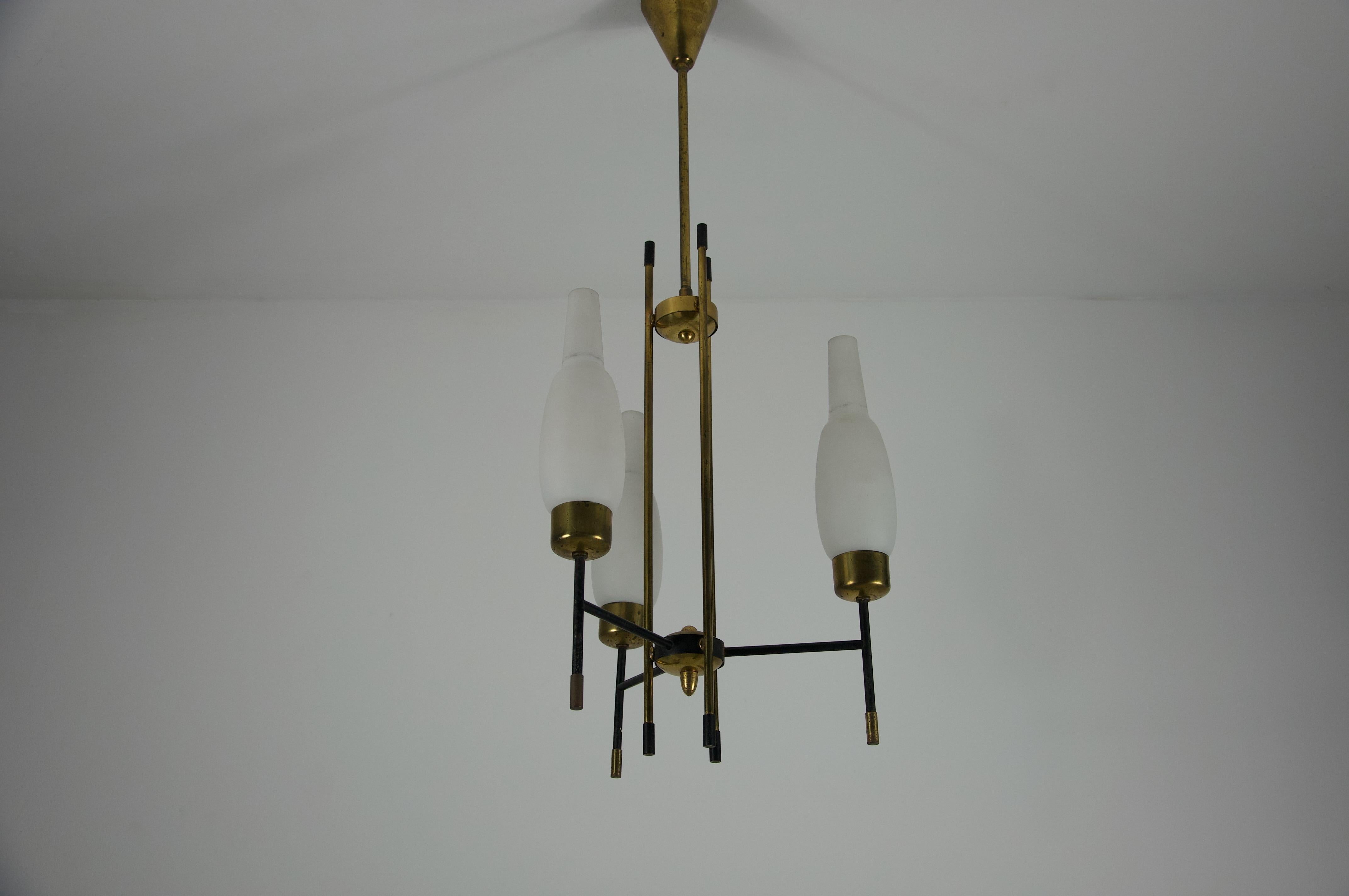 Lustre en laiton et verre opale, Italie, années 1960 Bon état - En vente à Hagenbach, DE