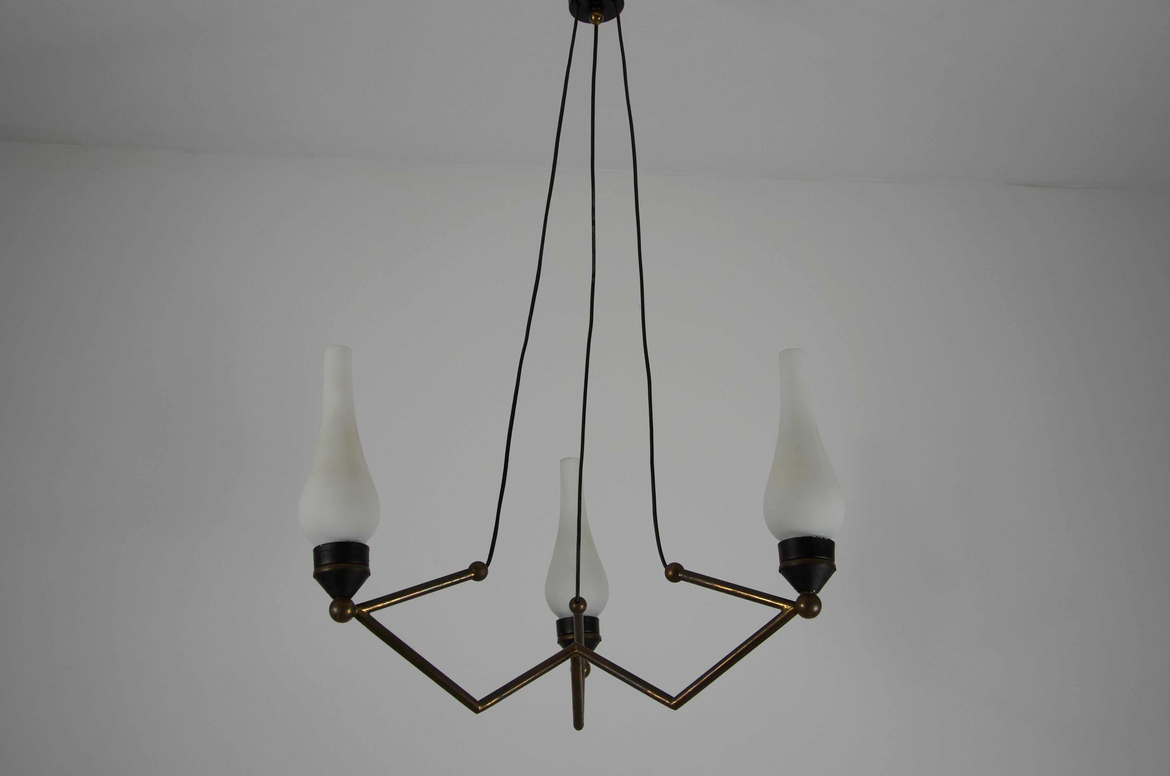 Lustre en laiton et verre opale, Italie, années 1960 Bon état - En vente à Hagenbach, DE