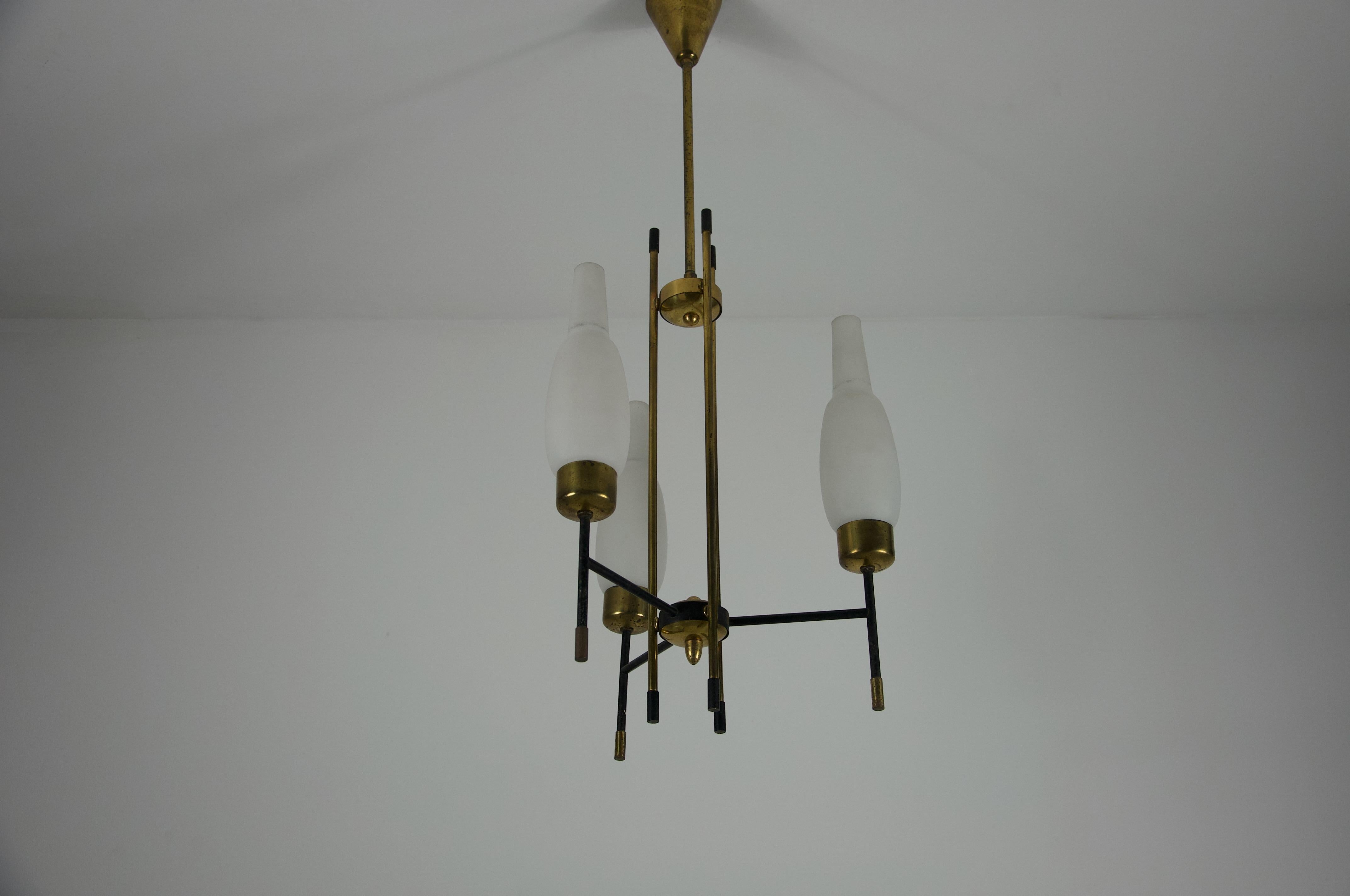 Milieu du XXe siècle Lustre en laiton et verre opale, Italie, années 1960 en vente