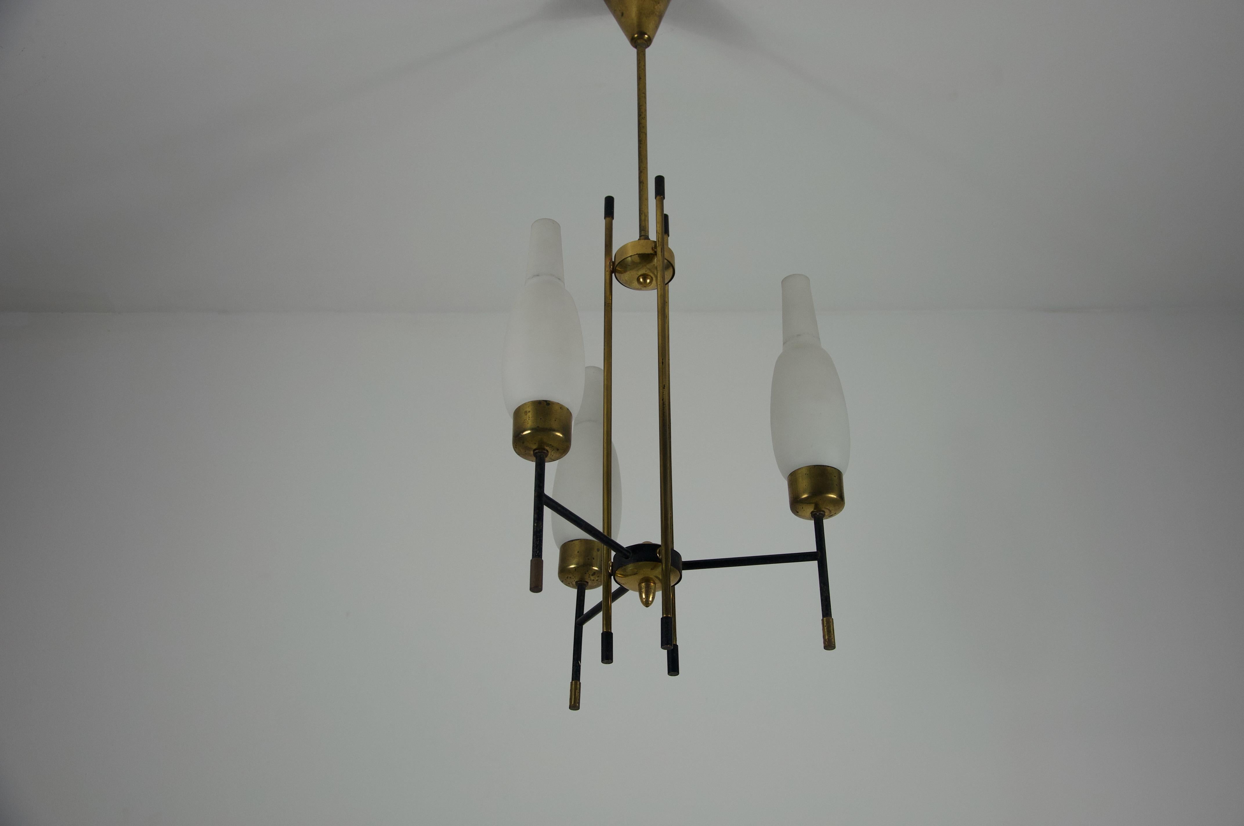 Métal Lustre en laiton et verre opale, Italie, années 1960 en vente