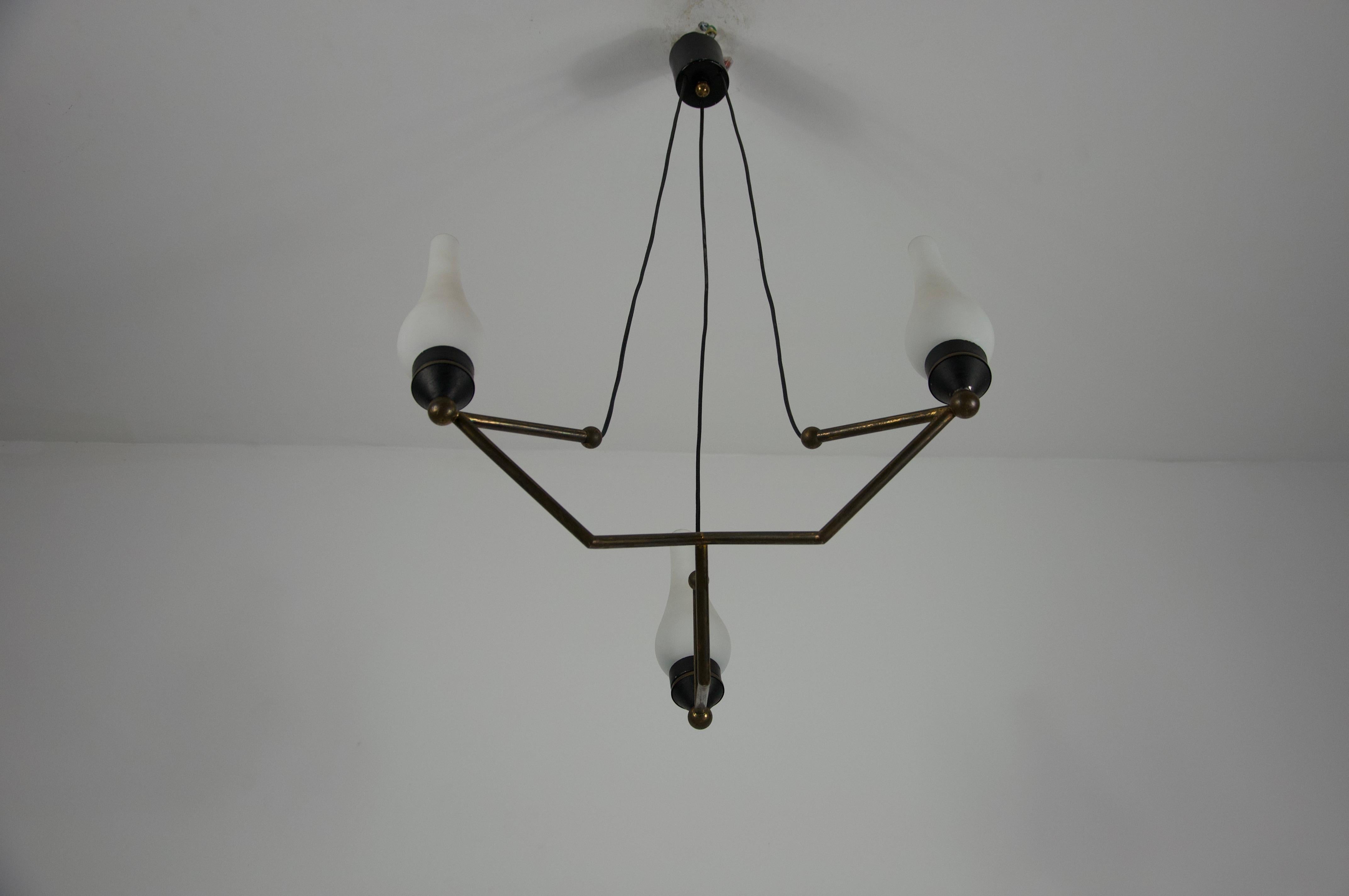 Métal Lustre en laiton et verre opale, Italie, années 1960 en vente