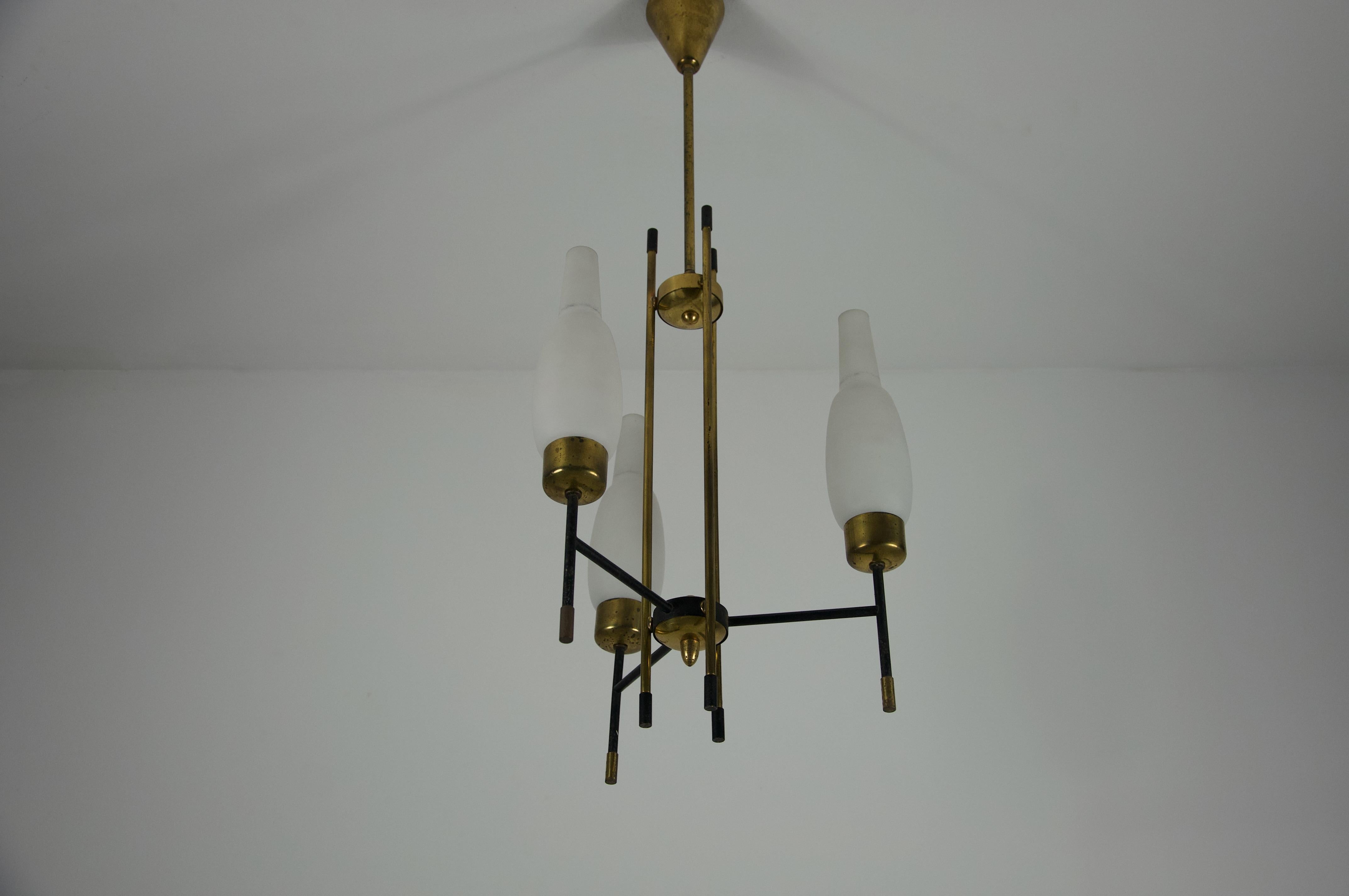 Lustre en laiton et verre opale, Italie, années 1960 en vente 1