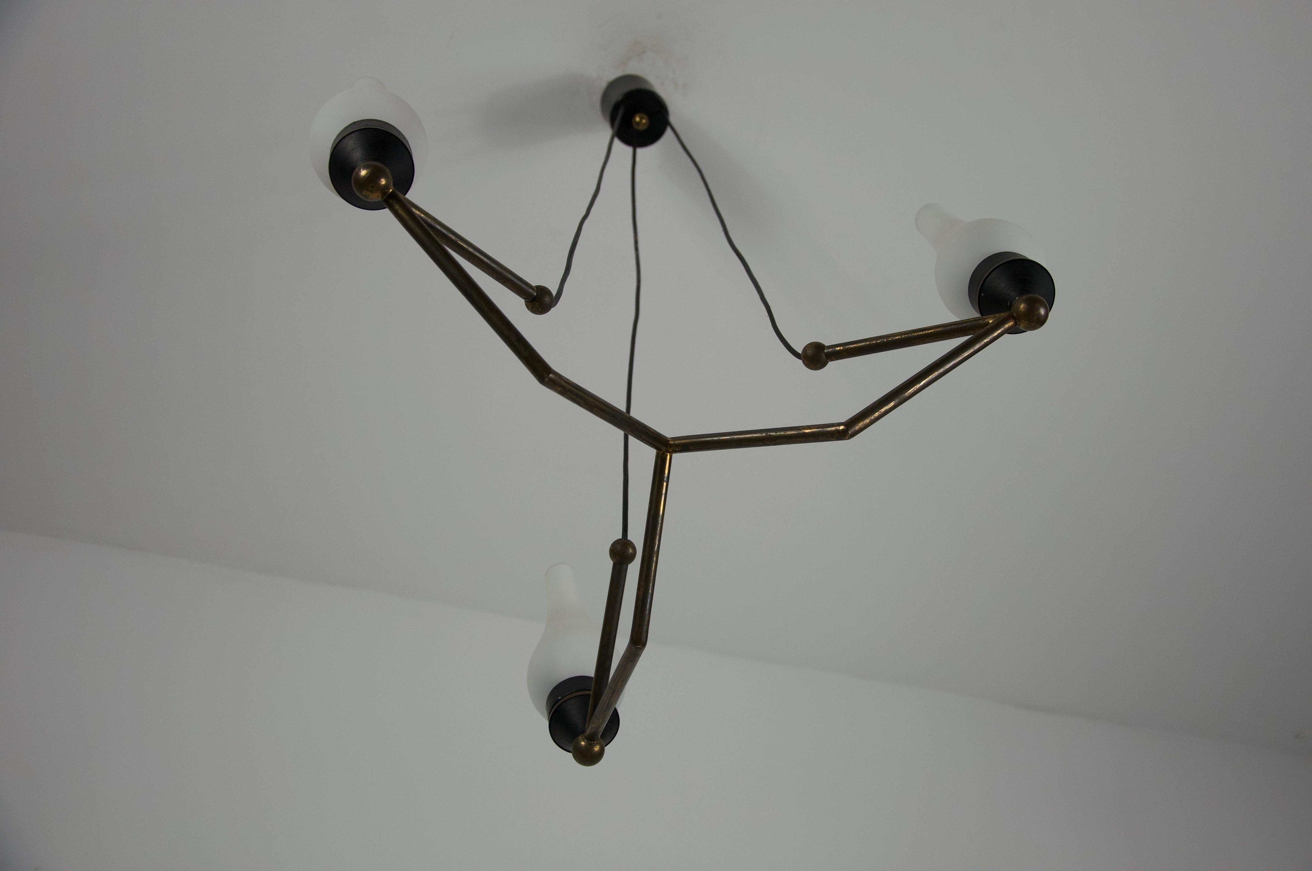 Lustre en laiton et verre opale, Italie, années 1960 en vente 1