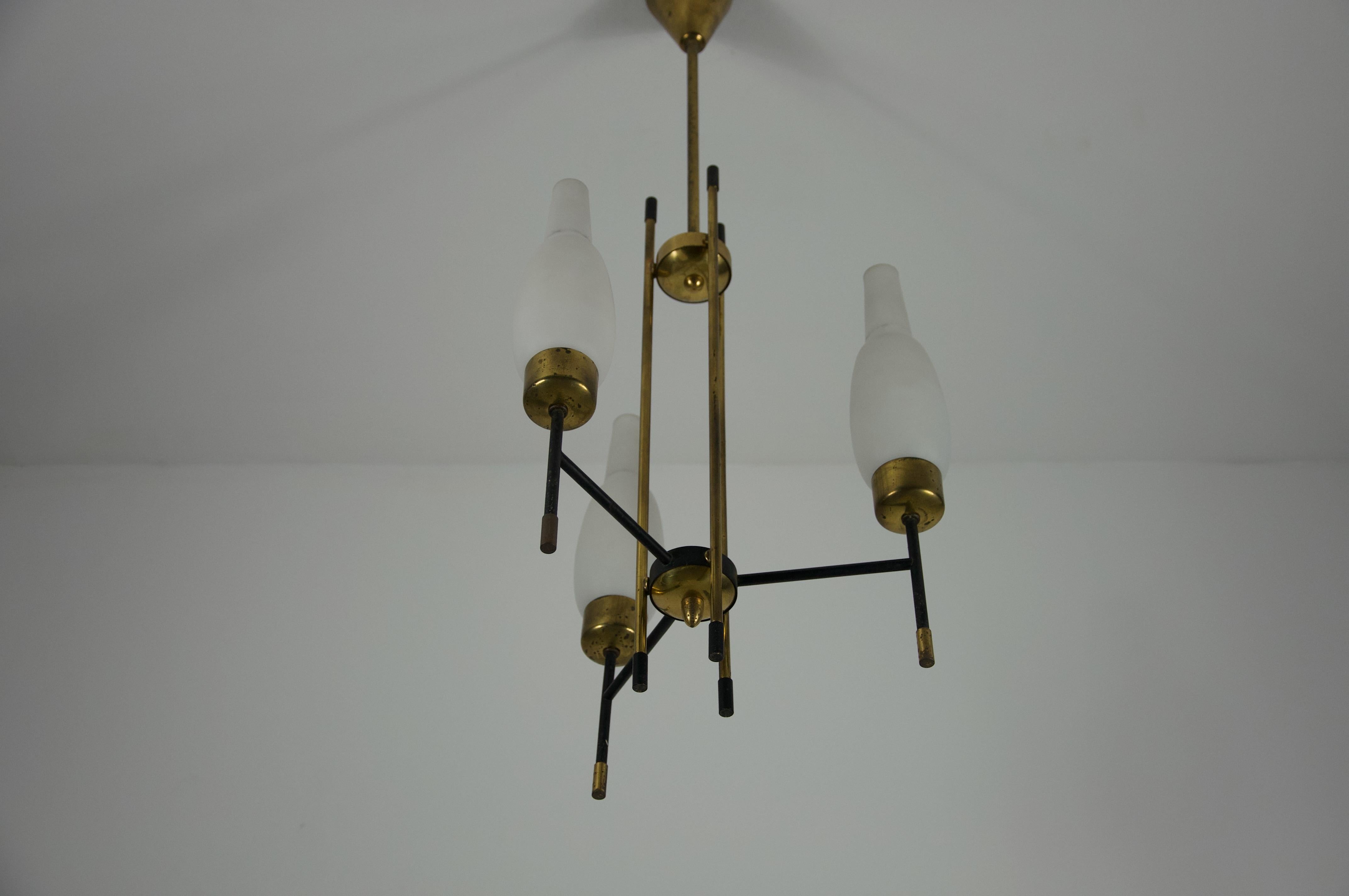 Lustre en laiton et verre opale, Italie, années 1960 en vente 2