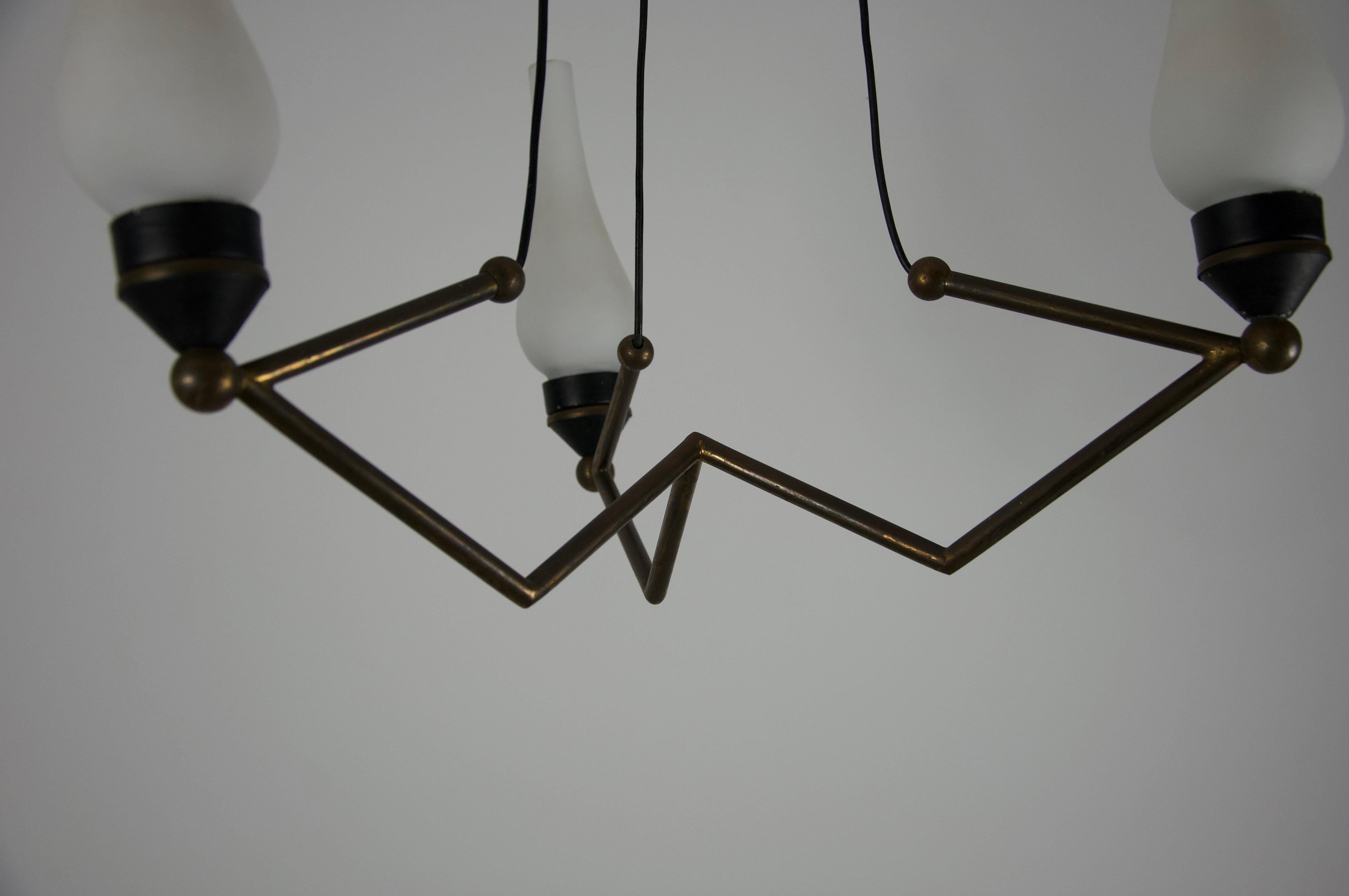 Lustre en laiton et verre opale, Italie, années 1960 en vente 2