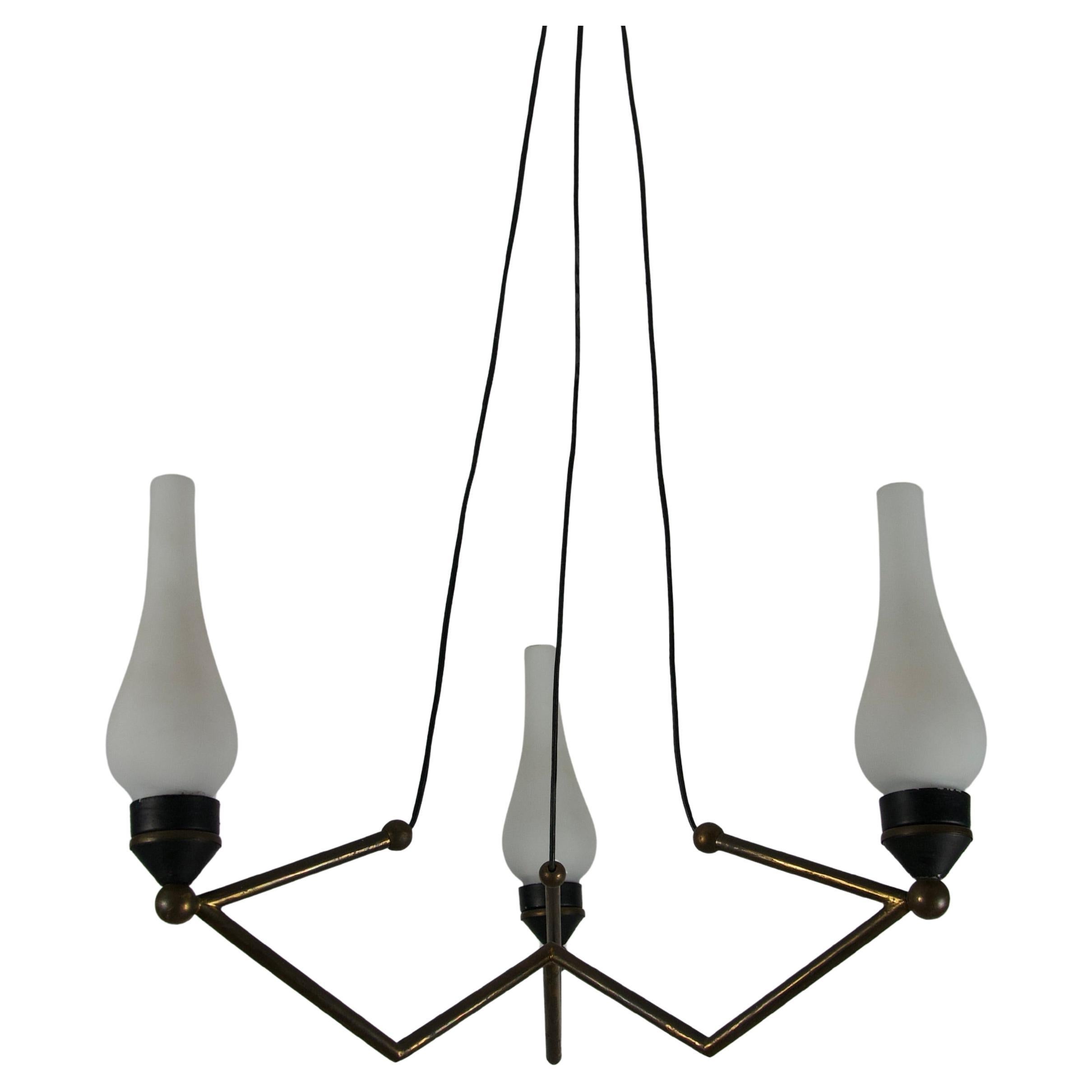 Lustre en laiton et verre opale, Italie, années 1960