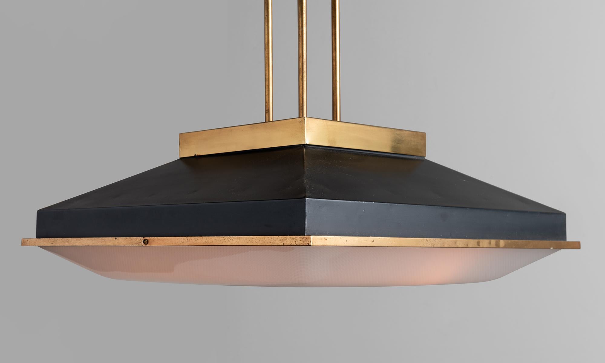 Stilnovo brass ceiling lamp, Italy, 1960.

Brass and lacquered metal structure with plexi diffuser and original makers mark.

 