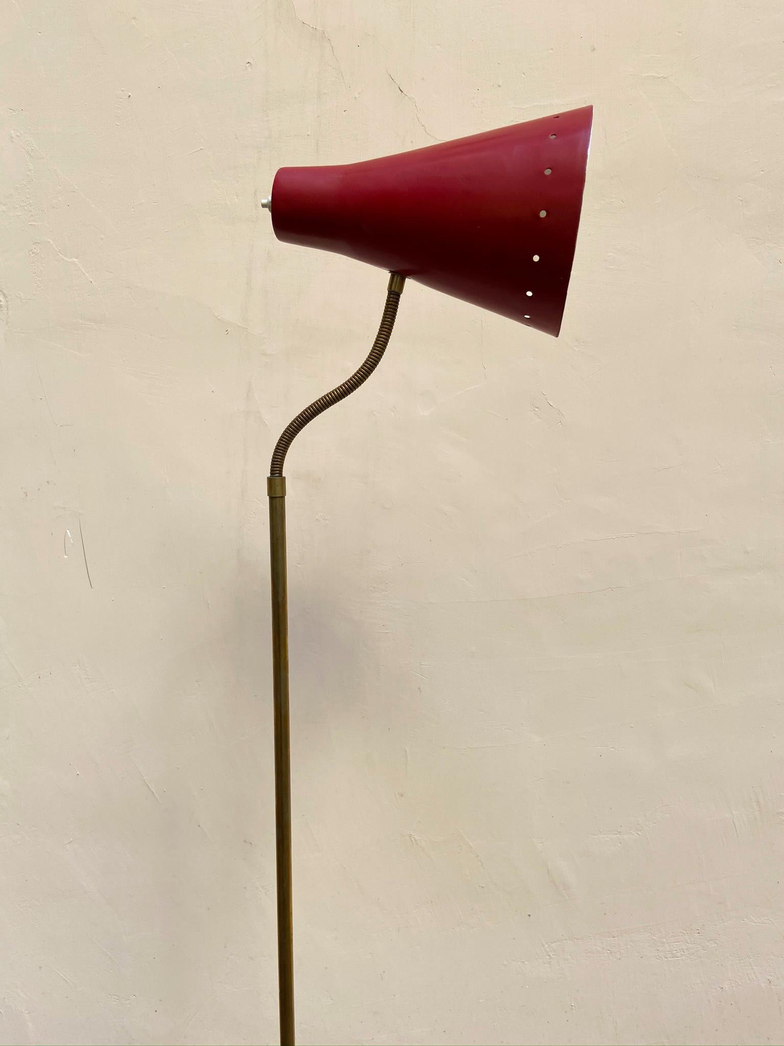Italian manufactured floor lamp produced in the 1950s.
Circular base in brass.
Brass stem with articulated end part.
Diffuser in red painted aluminum externally.