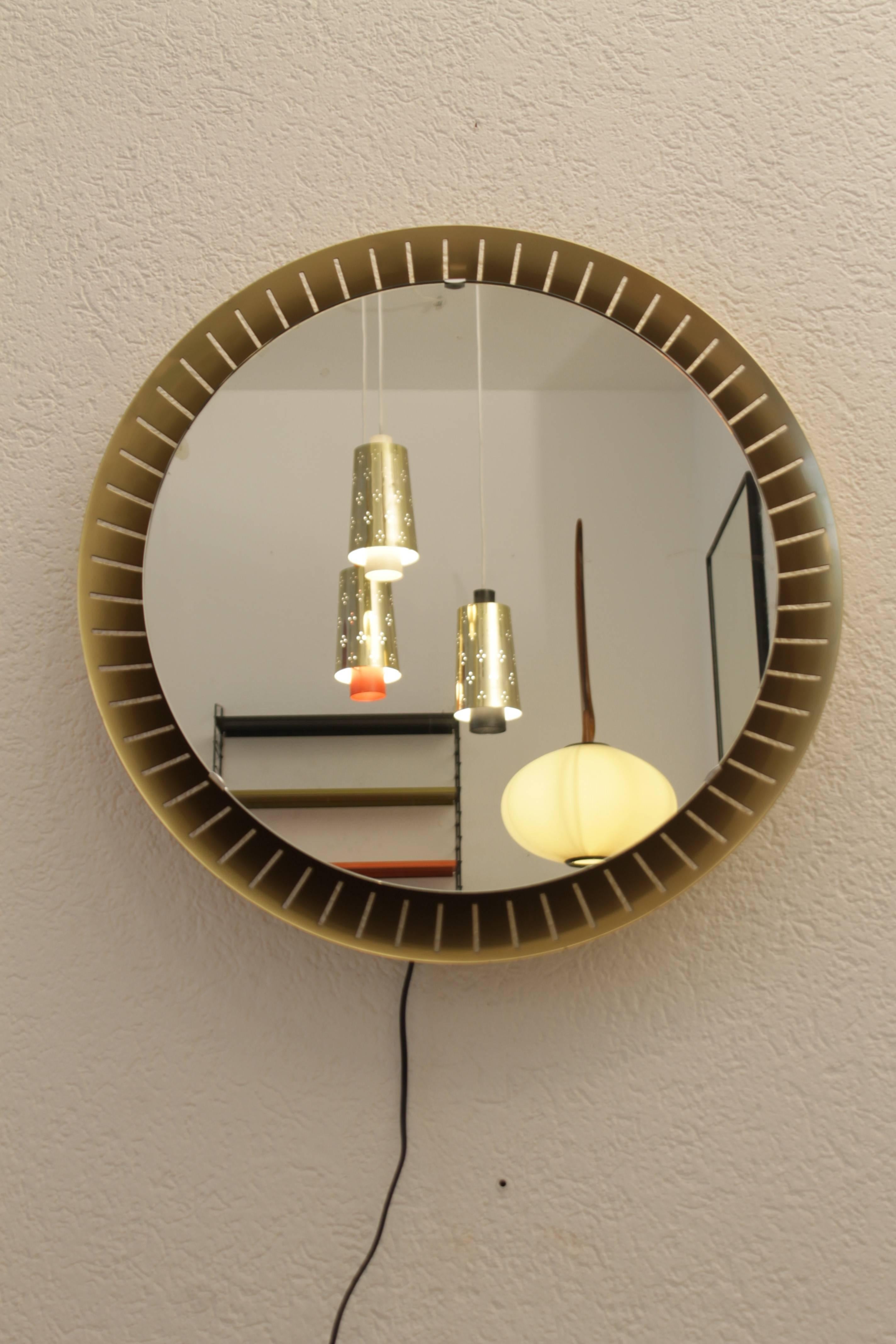 Round brass illuminated mirror by Stilnovo, Italy, circa 1950s
Good vintage condition.