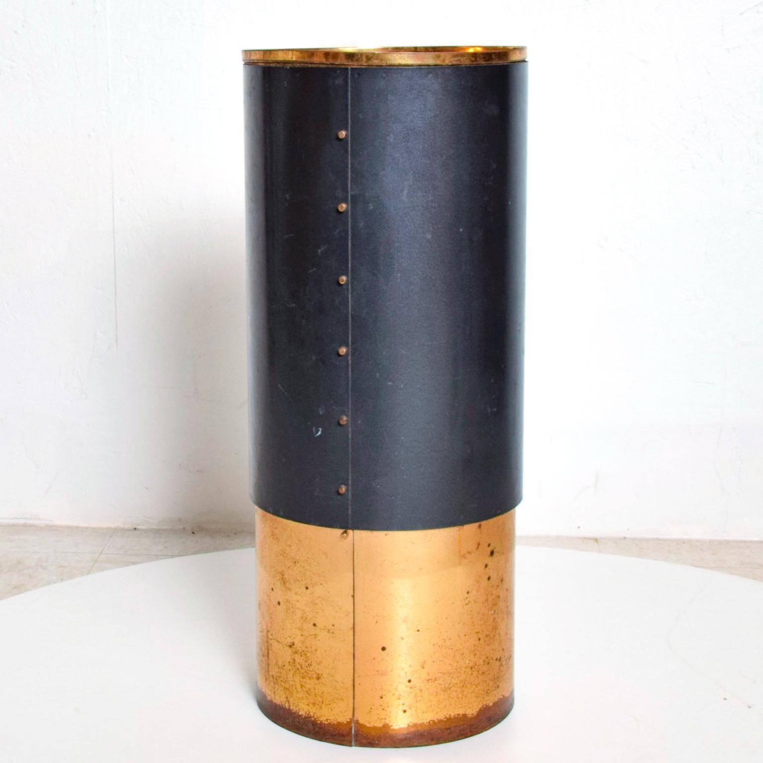 Da AMBIANIC
1950 ITALIA STILNOVO Milano Portaombrelli Rotondo Italiano 
con vassoio organizer in alluminio e ottone 
23,5 H. x 10 di diametro
Originale, non restaurato, in condizioni di usato d'epoca. Patinatura favolosa.
Consulta le nostre