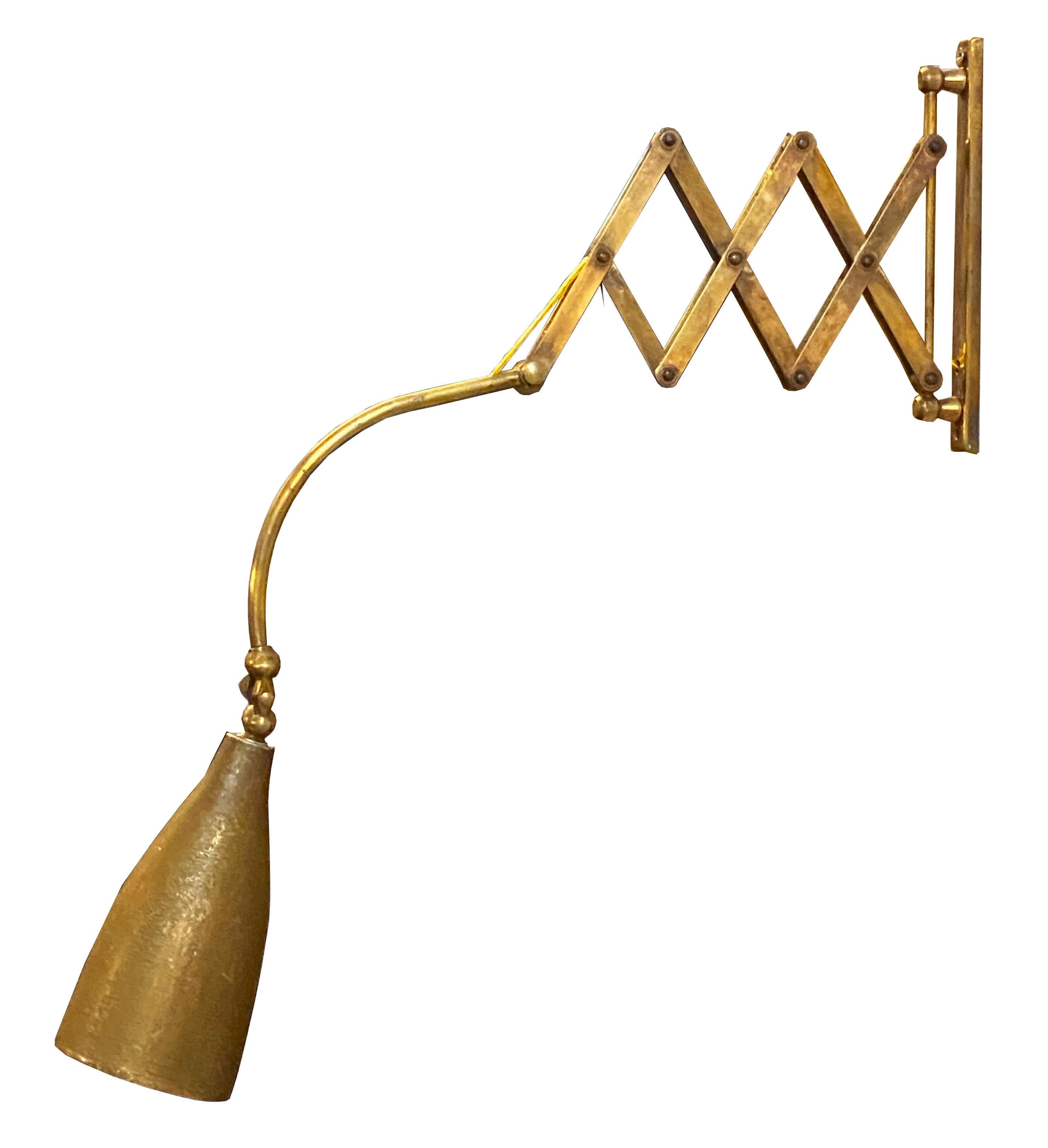 Brass flexible scissor-arm wall lamp from the 1950s. Italian production Stilnovo.
Good vintage condition with traces of age and use, brass with patina