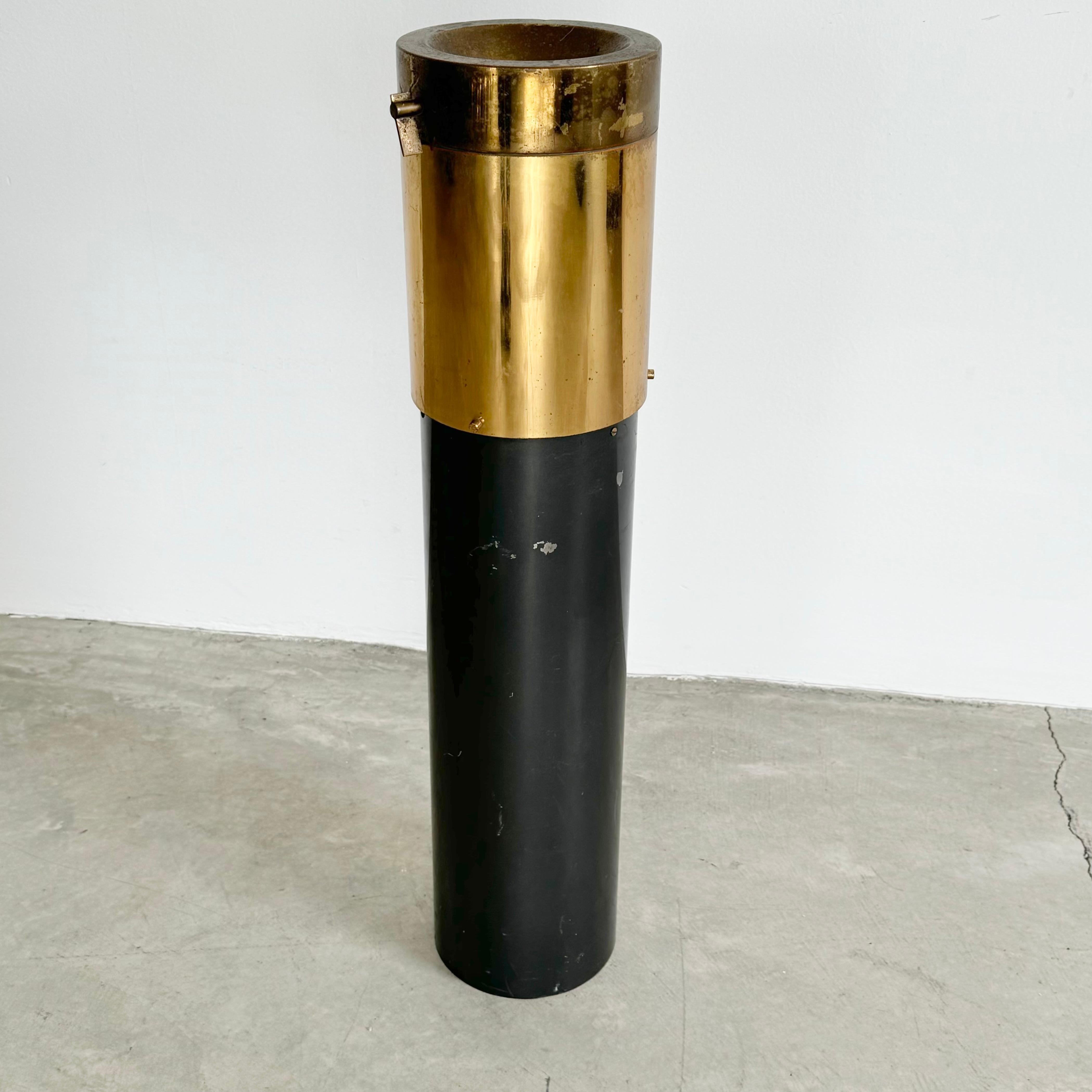 Rare cendrier à colonne de fabrication italienne produit dans les années 1960 par Stilnovo à Milan. L'autocollant d'origine est encore apposé à l'intérieur. La structure est entièrement métallique, avec une peinture noire sur la moitié inférieure et