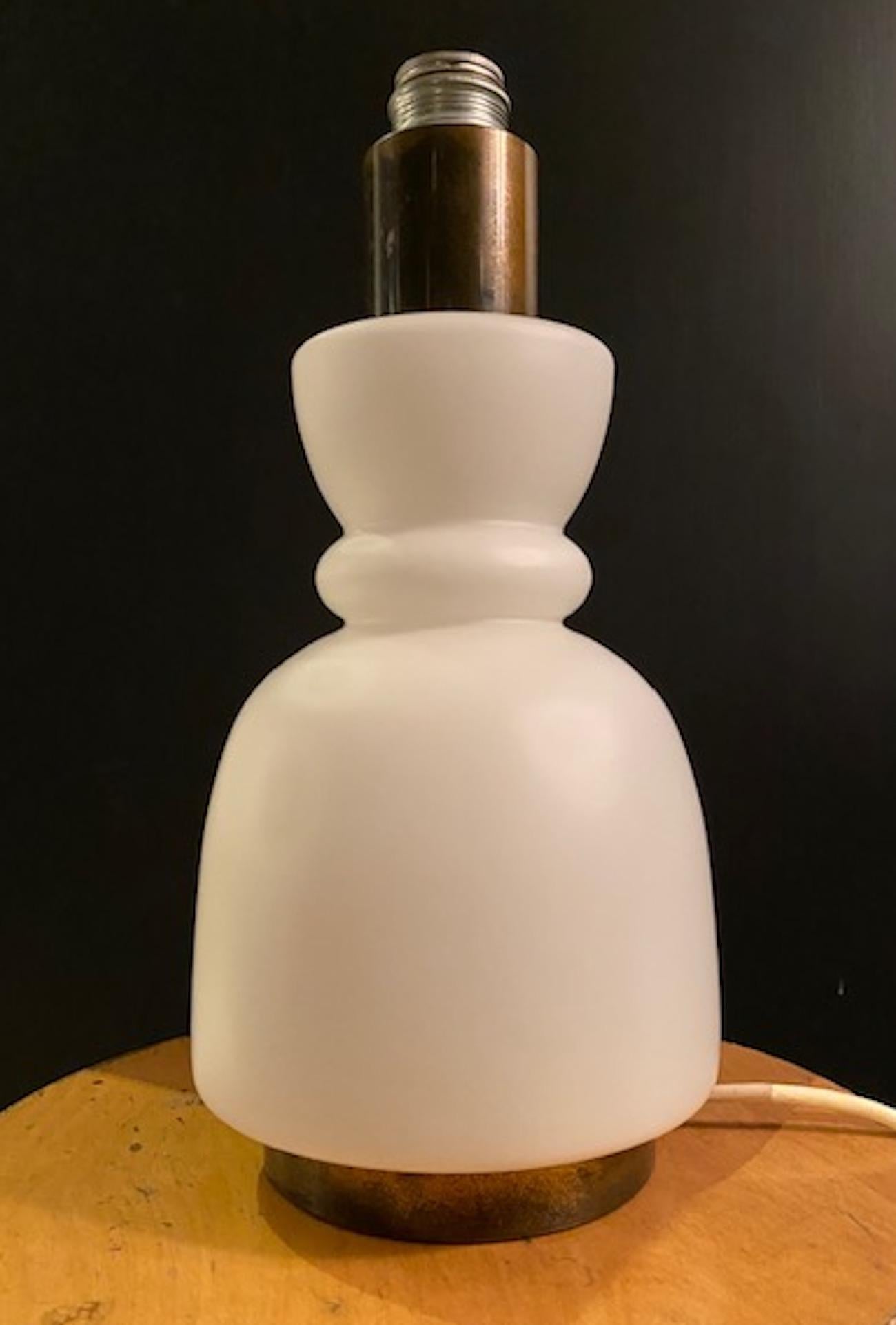 Stilnovo Tischlampe aus gehärtetem Glas und Messing im Angebot 2