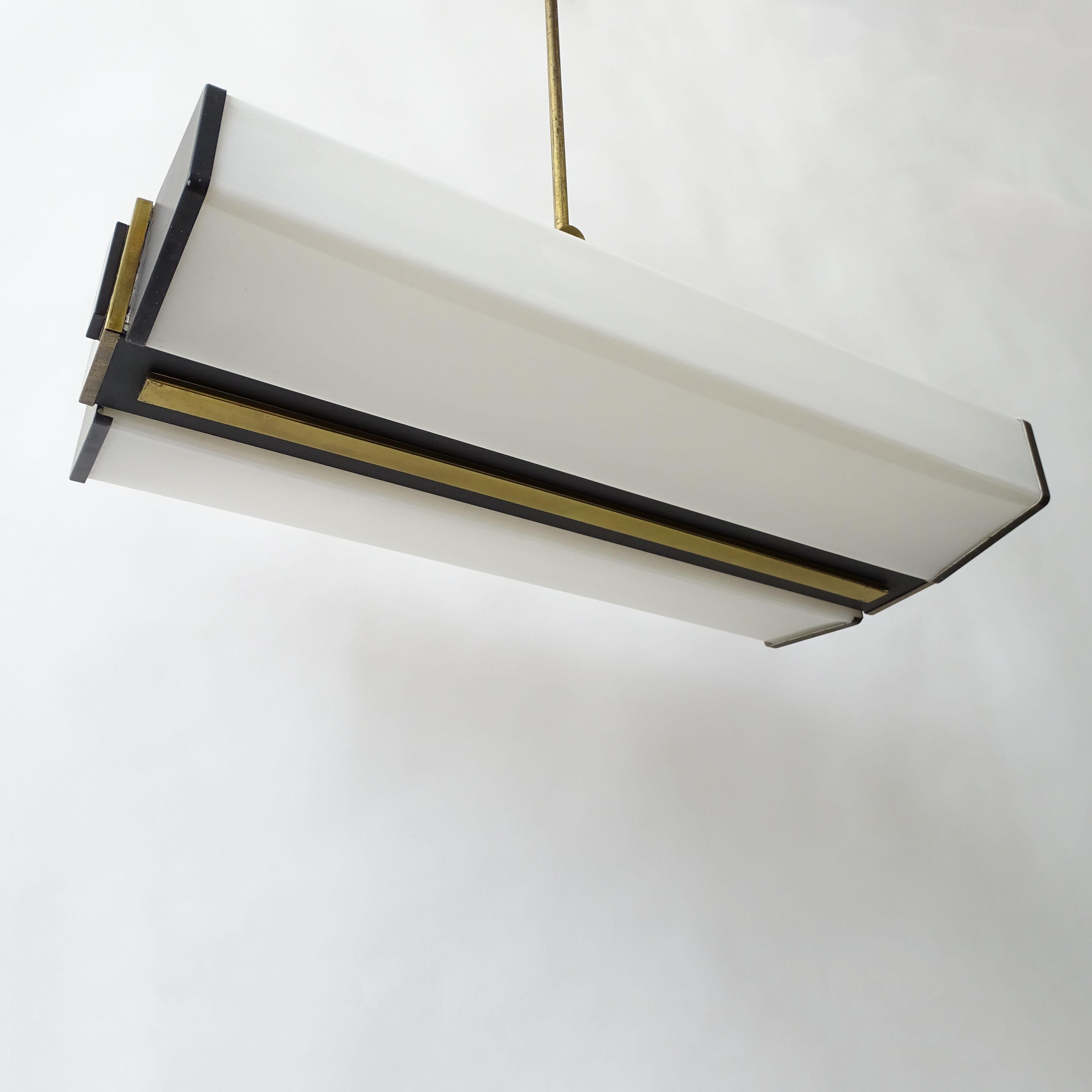 Stilnovo-Deckenleuchte aus Messing und Plexiglas, Italien 1950er Jahre
Trägt vier Neonlampen.
Die Lampe muss für die Verwendung in den USA komplett mit Neonröhren und Transformatoren neu verdrahtet werden.