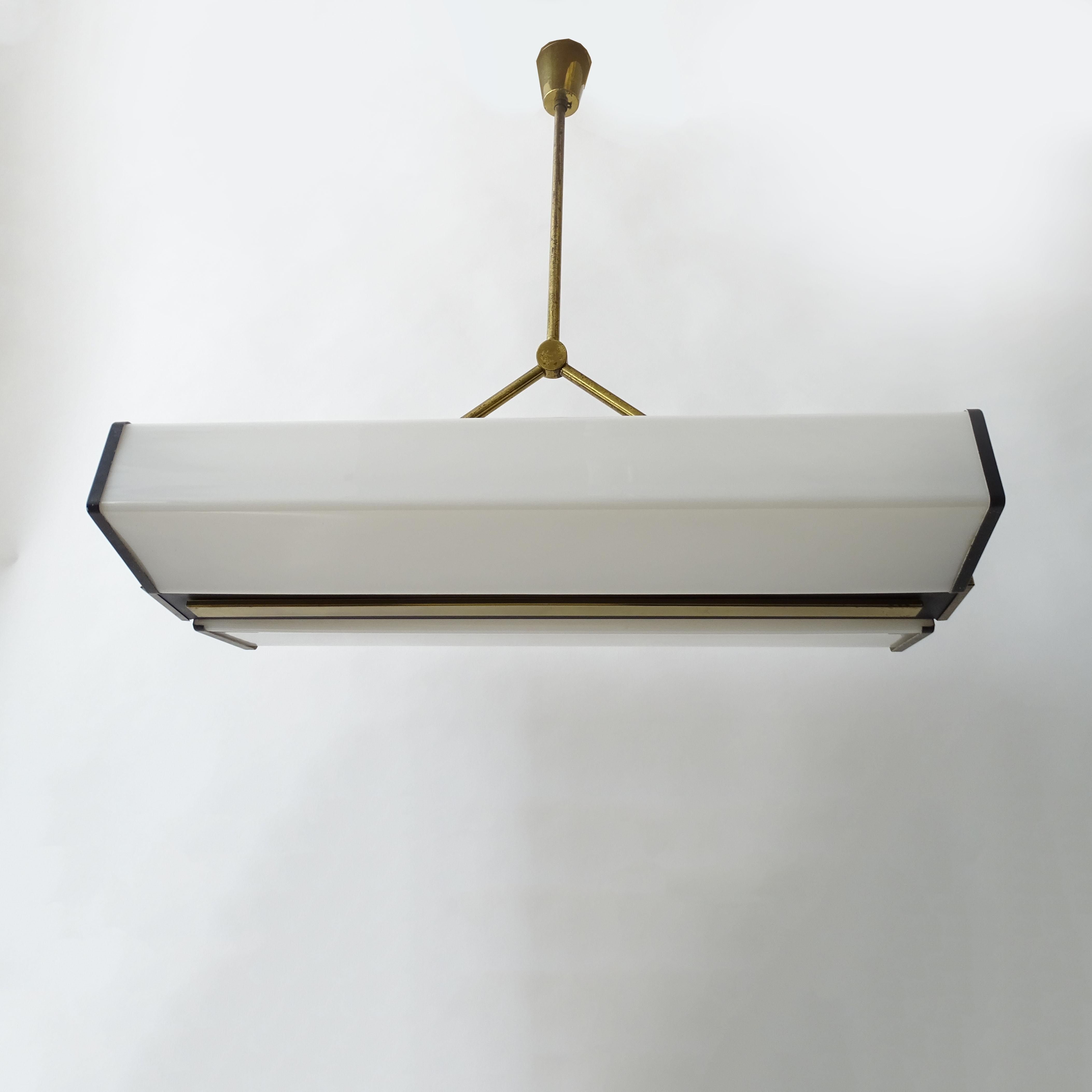 Stilnovo-Deckenleuchte aus Messing und Plexiglas, Italien 1950er Jahre im Zustand „Gut“ im Angebot in Milan, IT