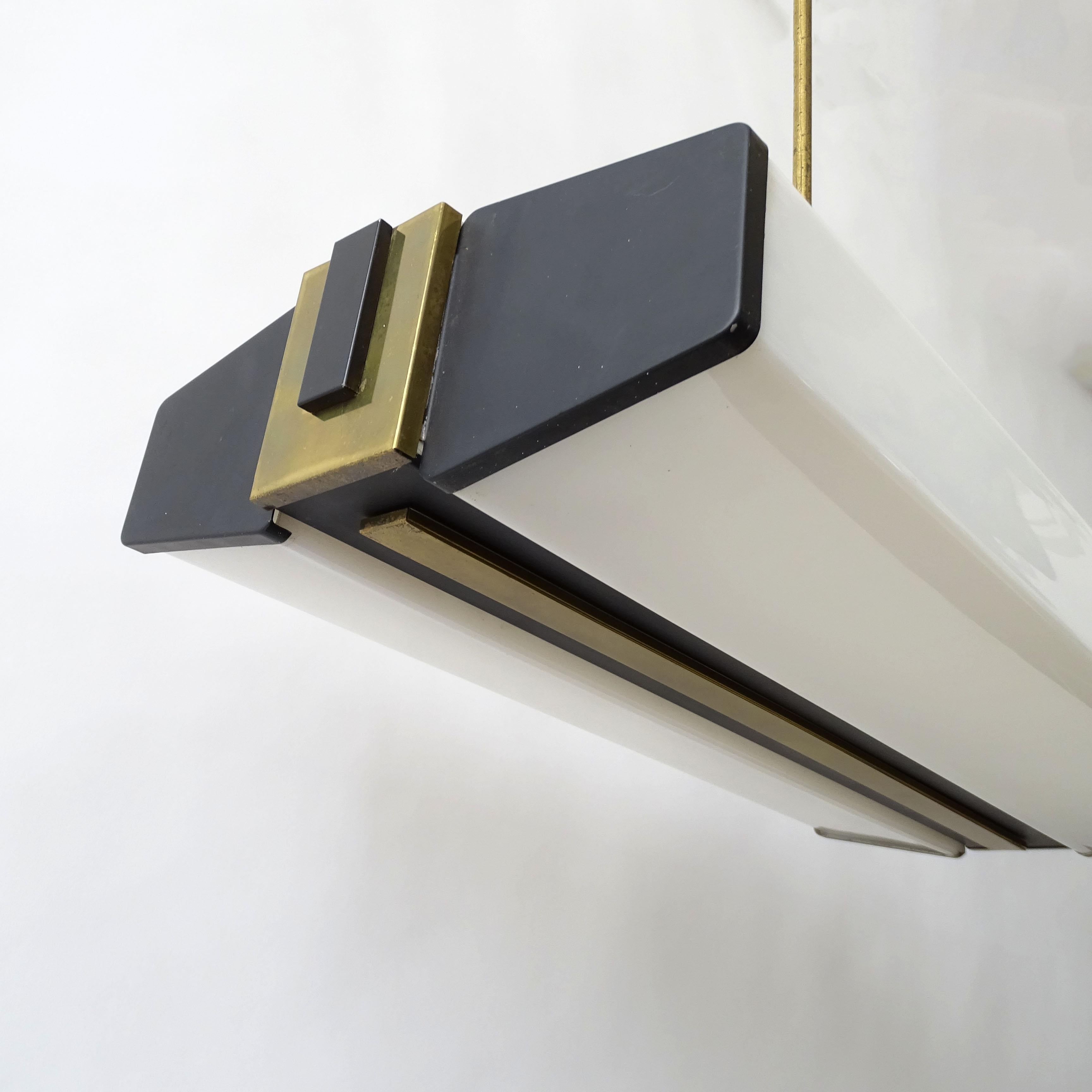 Stilnovo-Deckenleuchte aus Messing und Plexiglas, Italien 1950er Jahre (Aluminium) im Angebot