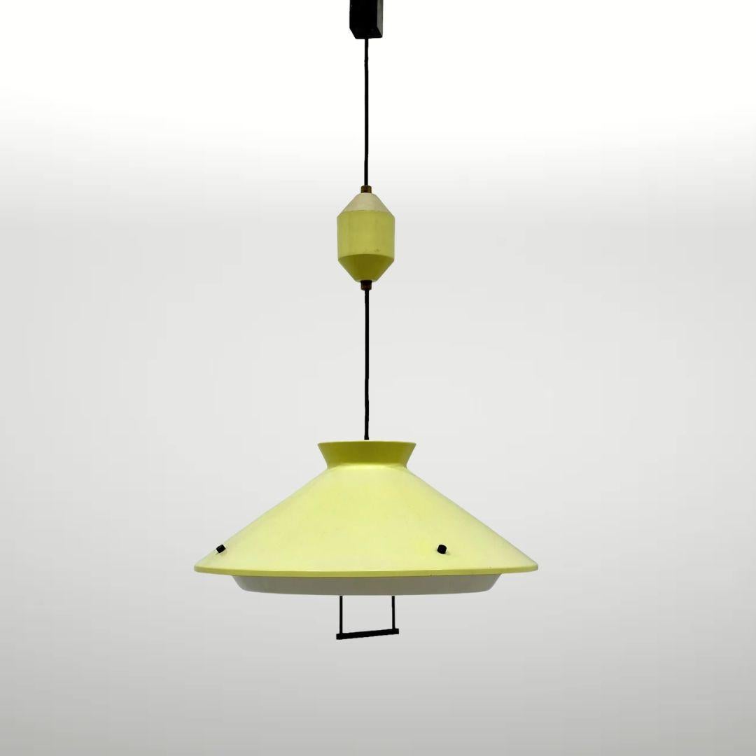 Höhenverstellbare Deckenleuchte aus emailliertem Aluminium und Plexiglas. Produziert von Stilnovo in den 1950er Jahren.
Guter Originalzustand mit Gebrauchsspuren.