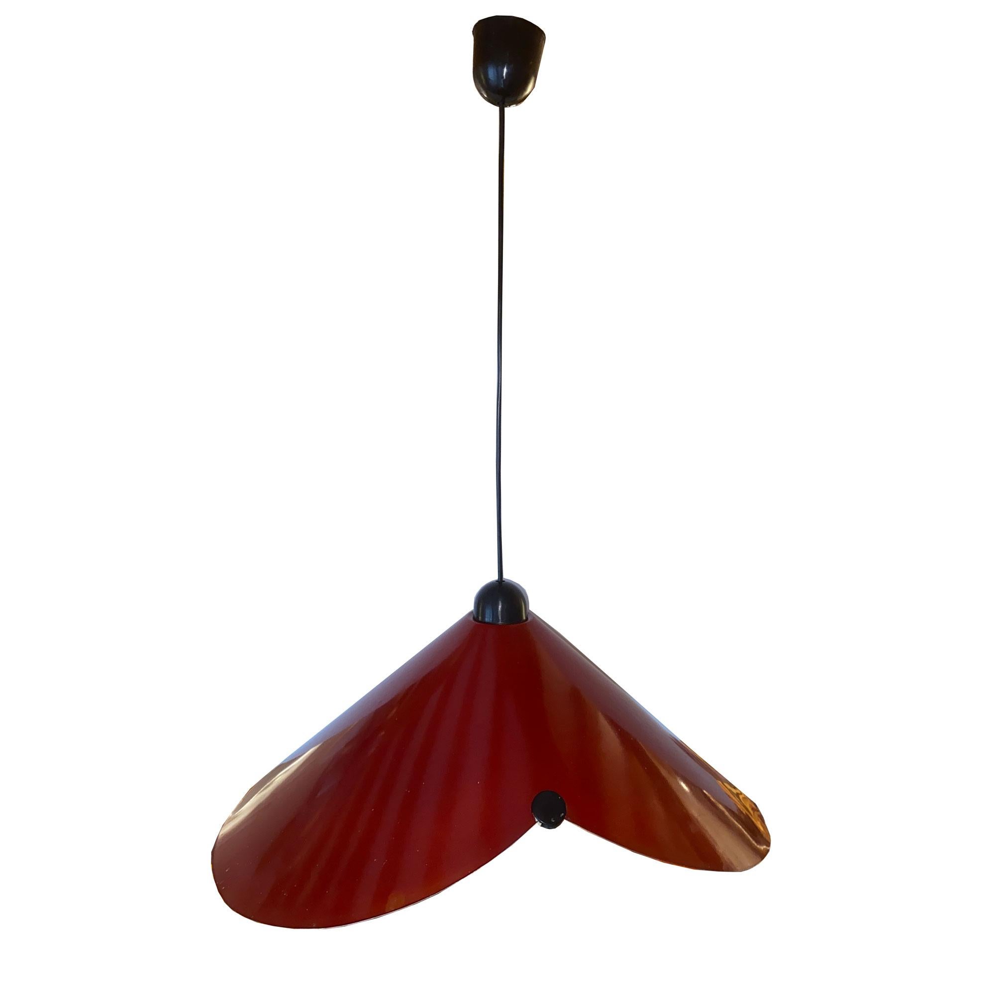 Plafoniera in metallo stampato di colore rosso mattone del marchio Stinovo, dallo spirito giapponese e minimalista. Logo del marchio presente. Buone condizioni; modello poco usato.