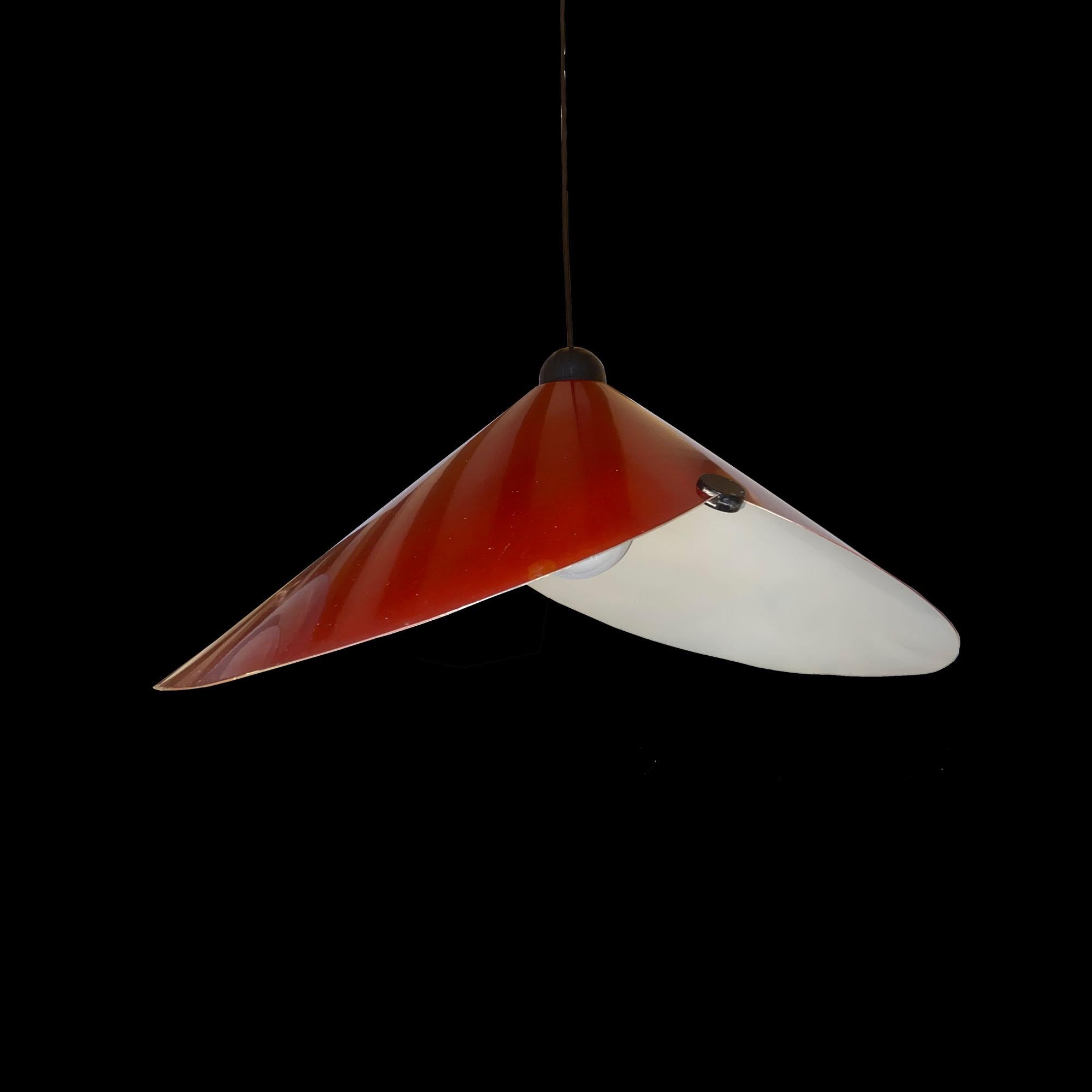Mid-Century moderno Stilnovo Plafoniera in metallo stampato di colore rosso mattone 1970 in vendita