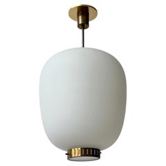 Suspension de plafond Stilnovo en verre opalin et laiton, Italie vers 1960