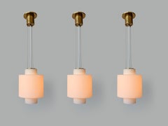 Suspension de plafond Stilnovo en verre opalin et laiton, Italie vers 1960