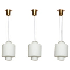 Pendente da soffitto Stilnovo in vetro opalino e ottone, Italia circa 1960