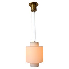 Pendente da soffitto Stilnovo in vetro opalino e ottone, Italia circa 1960
