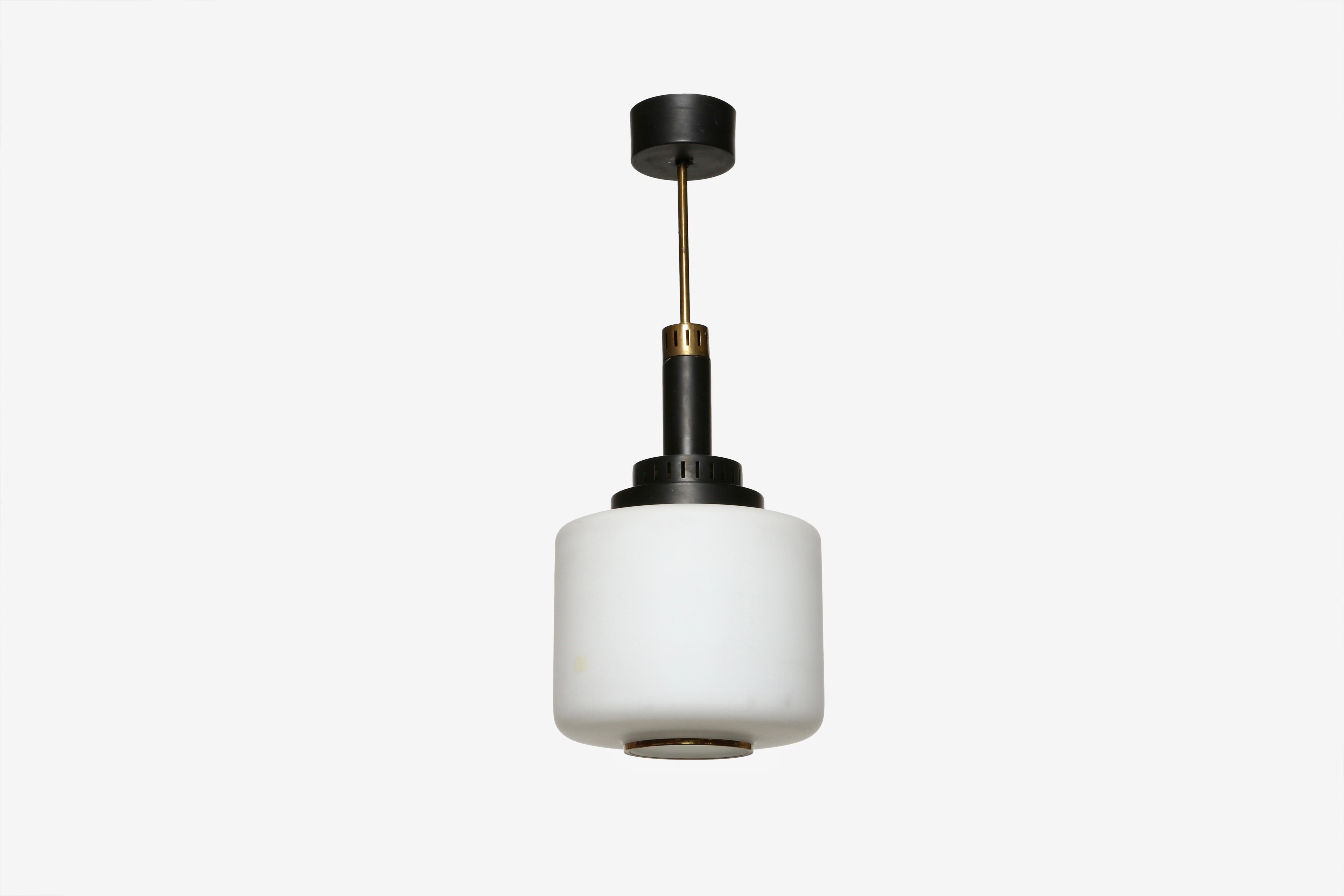 Pendente a soffitto Stilnovo
Realizzato in Italia negli anni '60.
Accoglie una lampadina a base media.
Cablaggio USA gratuito con piastra a soffitto personalizzata su richiesta.
L'altezza complessiva è regolabile e può essere più corta o più