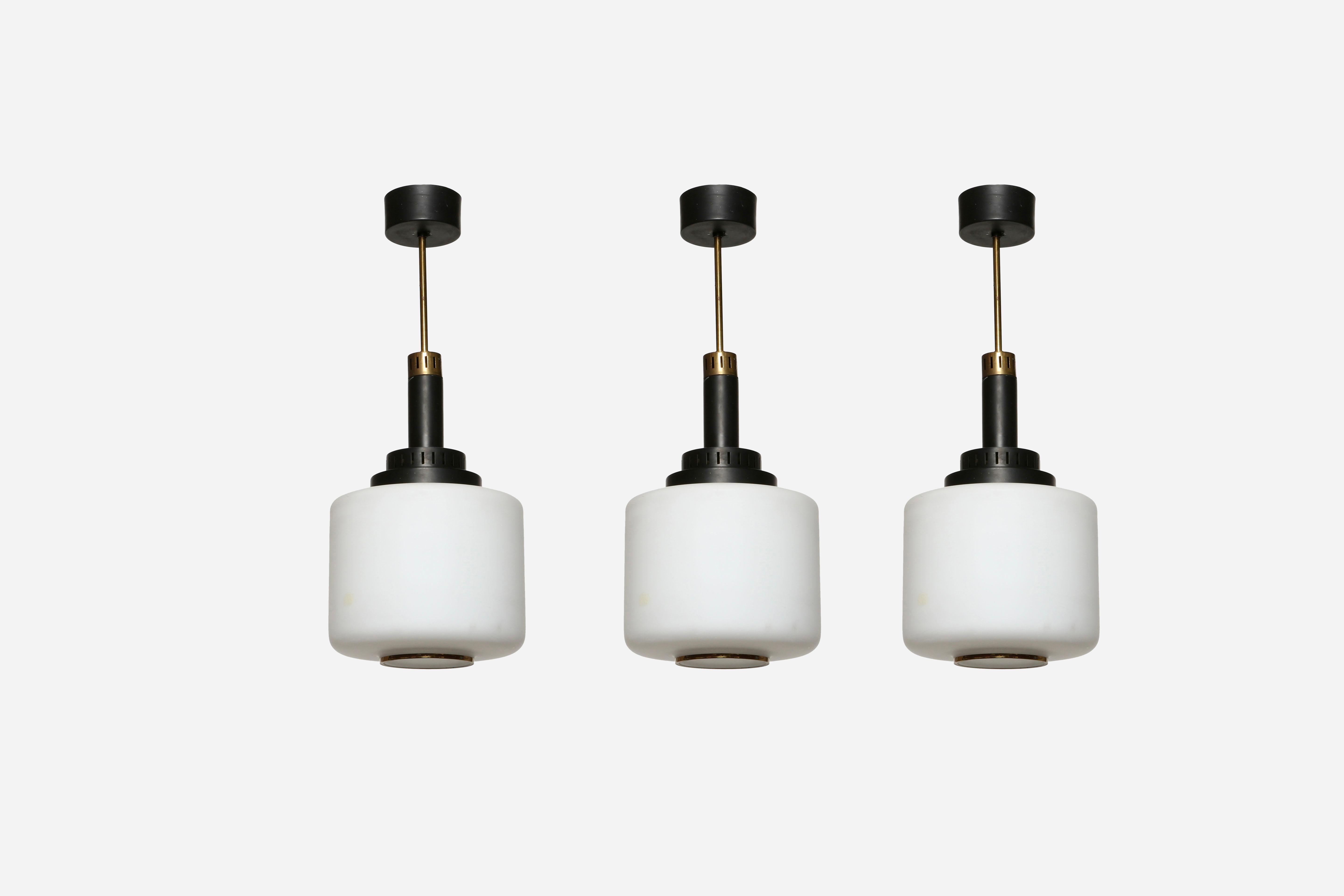 Pendente a soffitto Stilnovo
Realizzato in Italia negli anni '60.
Accoglie una lampadina a base media.
Cablaggio USA gratuito con piastra a soffitto personalizzata su richiesta.
L'altezza complessiva è regolabile e può essere più corta o più