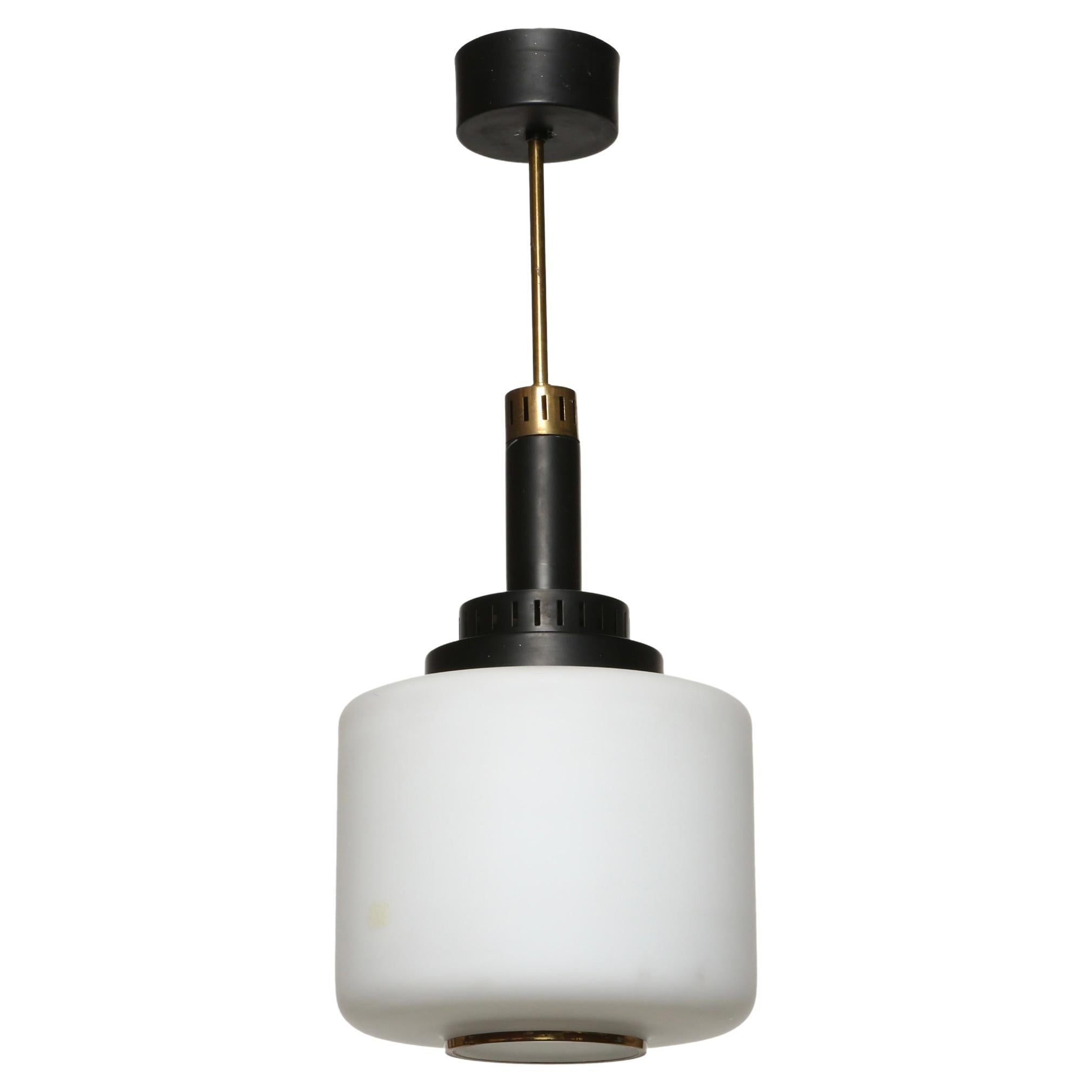 Suspensions de plafond Stilnovo, lot de 3
Fabriqué en Italie dans les années 1960.
Convient à une ampoule à culot moyen par pièce.
Câblage américain gratuit avec plaque de plafond personnalisée sur demande.
La hauteur totale est réglable, elle peut