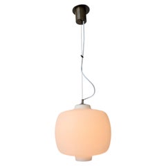 Suspension de plafond Stilnovo, verre opalin et laiton, Italie, années 1960