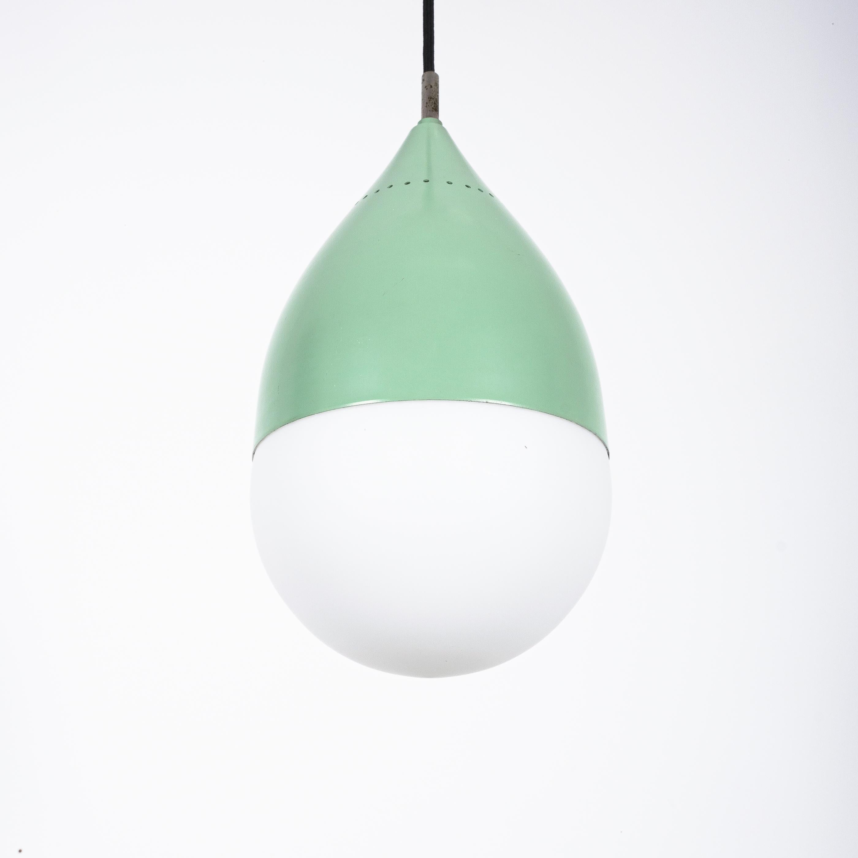 Stilnovo pear-shaped ball pendant satin glass, Italy, circa 1950

Celeste green suspension light by the Italian brand Stilnovo. Beautiful pendant light with a lacquered trumpet-shaped aluminum head. It's in good to very good condition, some little